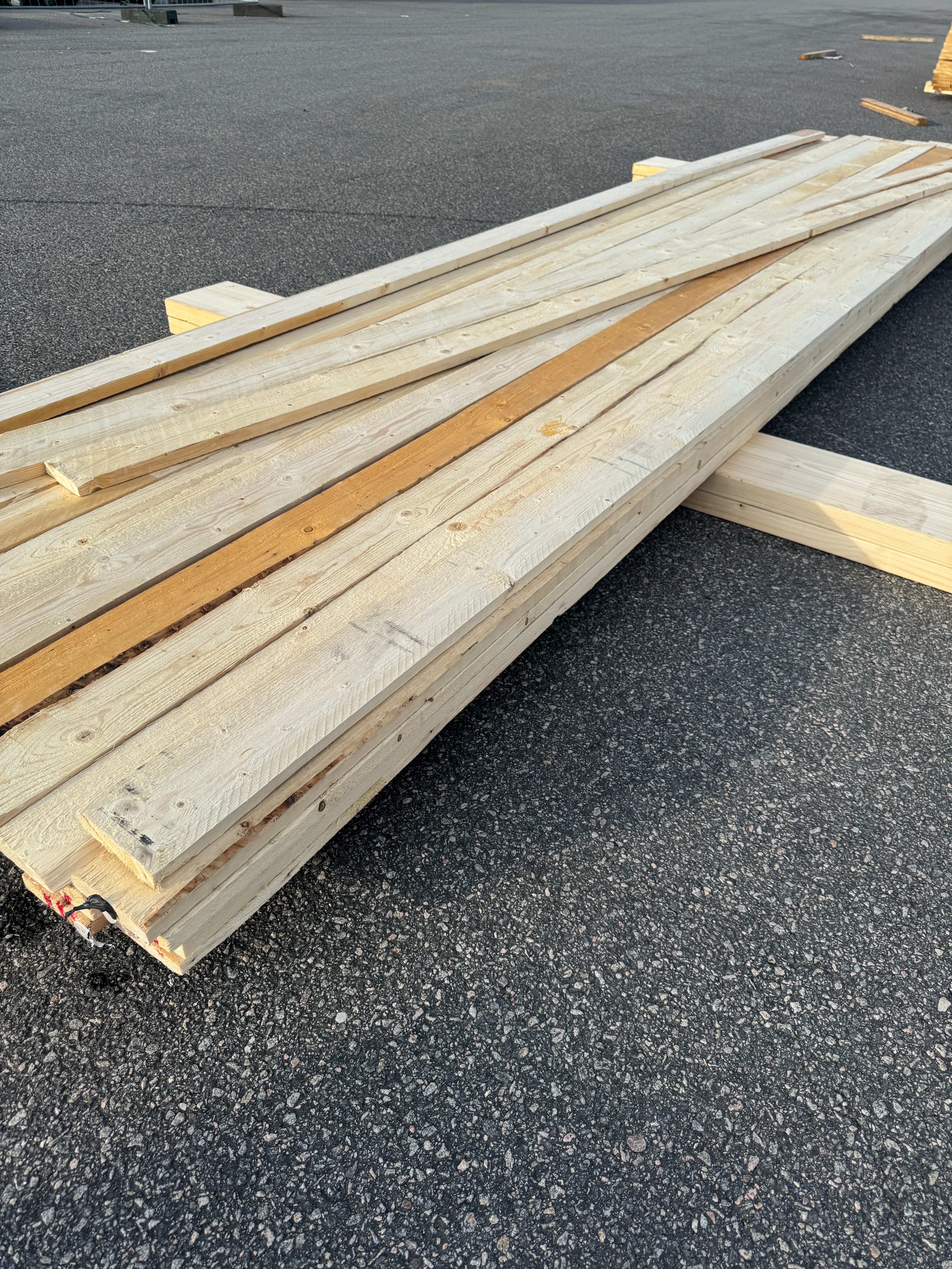 Paket Brädor 22x100mm Råsågad – 41 st (4,0–5,4 m, gran, obehandlad)