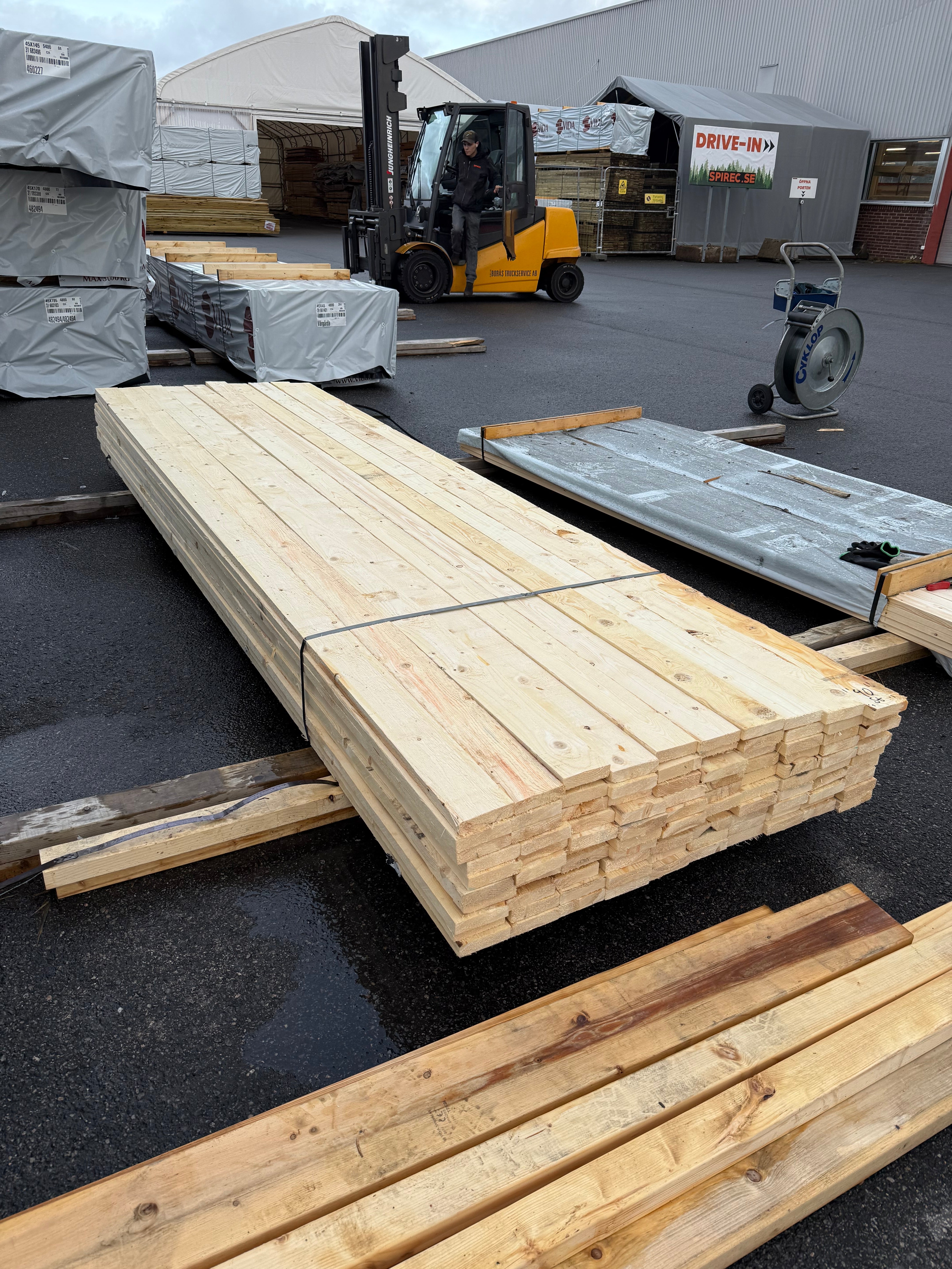 Paket Brädor Råsågade 25x100mm – 82st (3,60 m, Gran, Vankant/Bark)