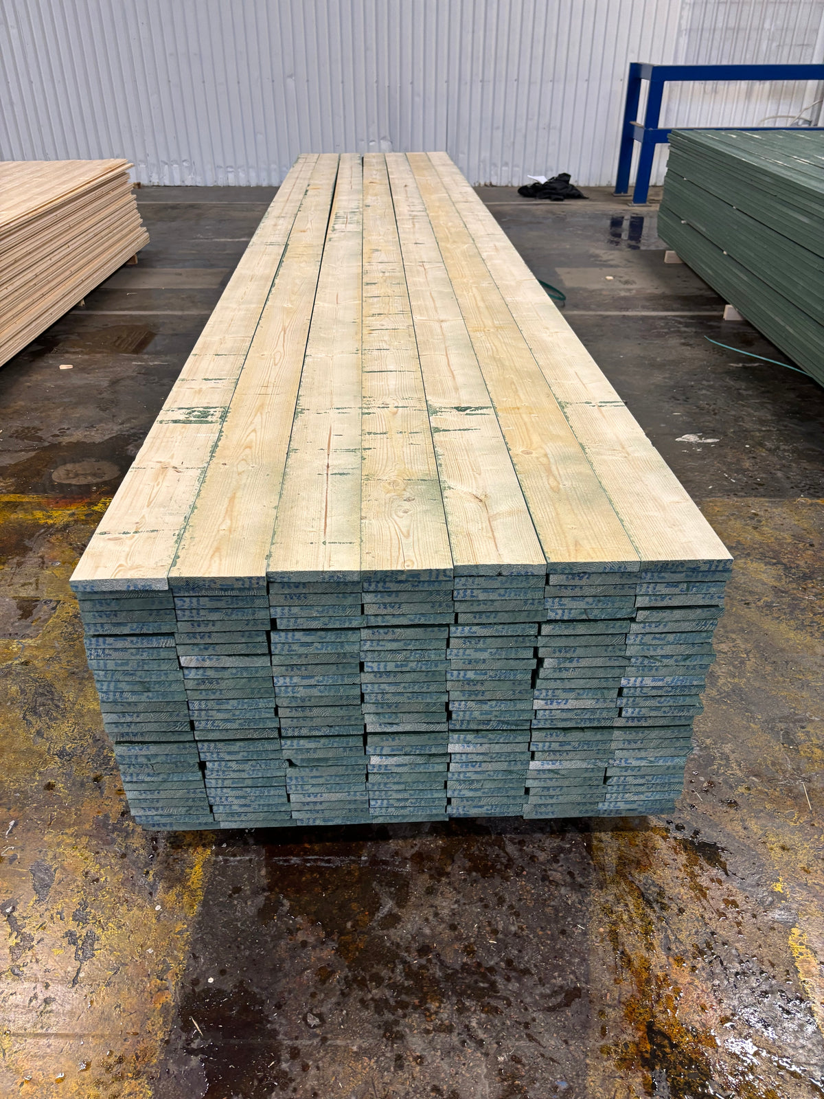 Paket Finsågade Brädor 22×145 mm Mellanstrukna 5,40 m – 175 st