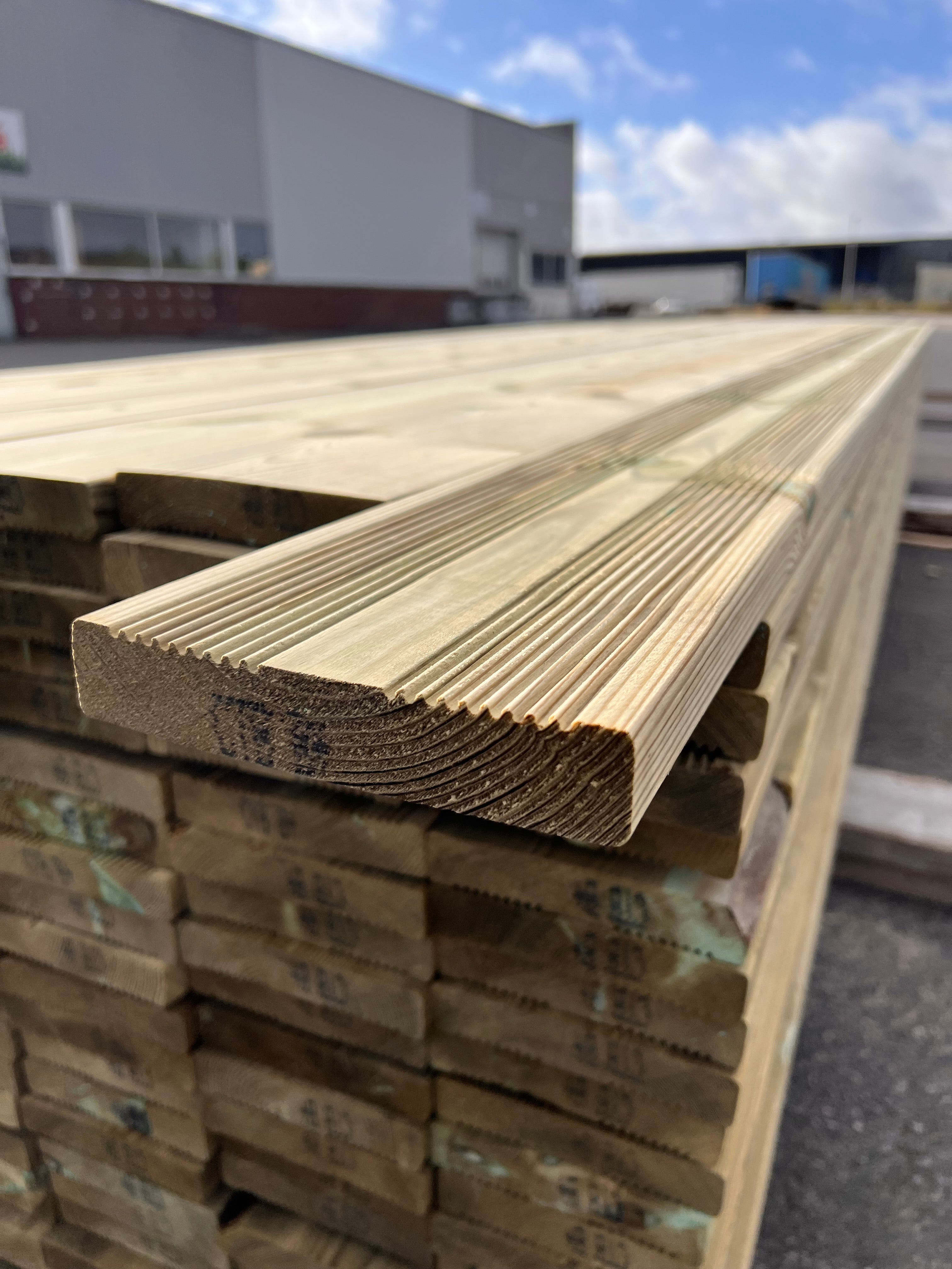 Tryckimpregnerad rillad Trall 27x145 – 147st (B-sortering)