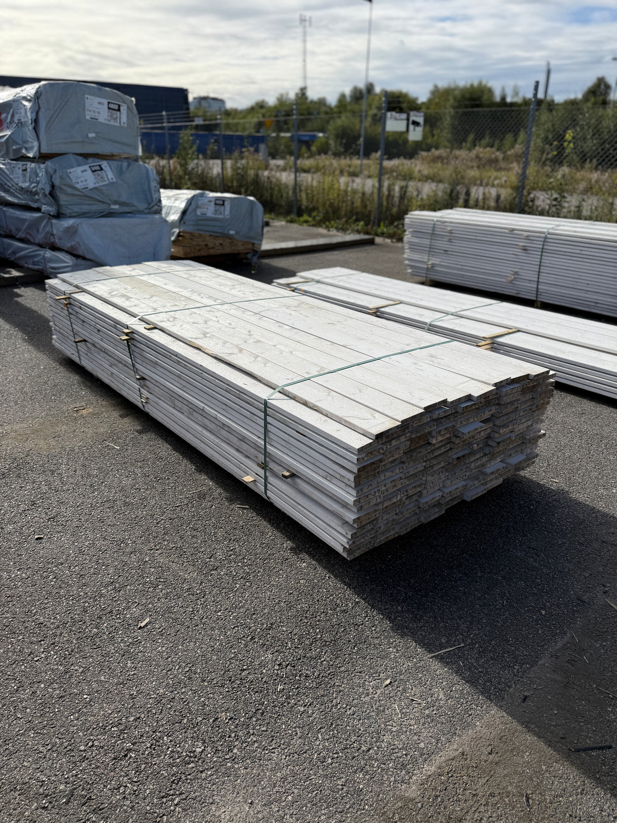 Paket Finsågade Brädor 22x120mm 3,00m 143st Grundmålade