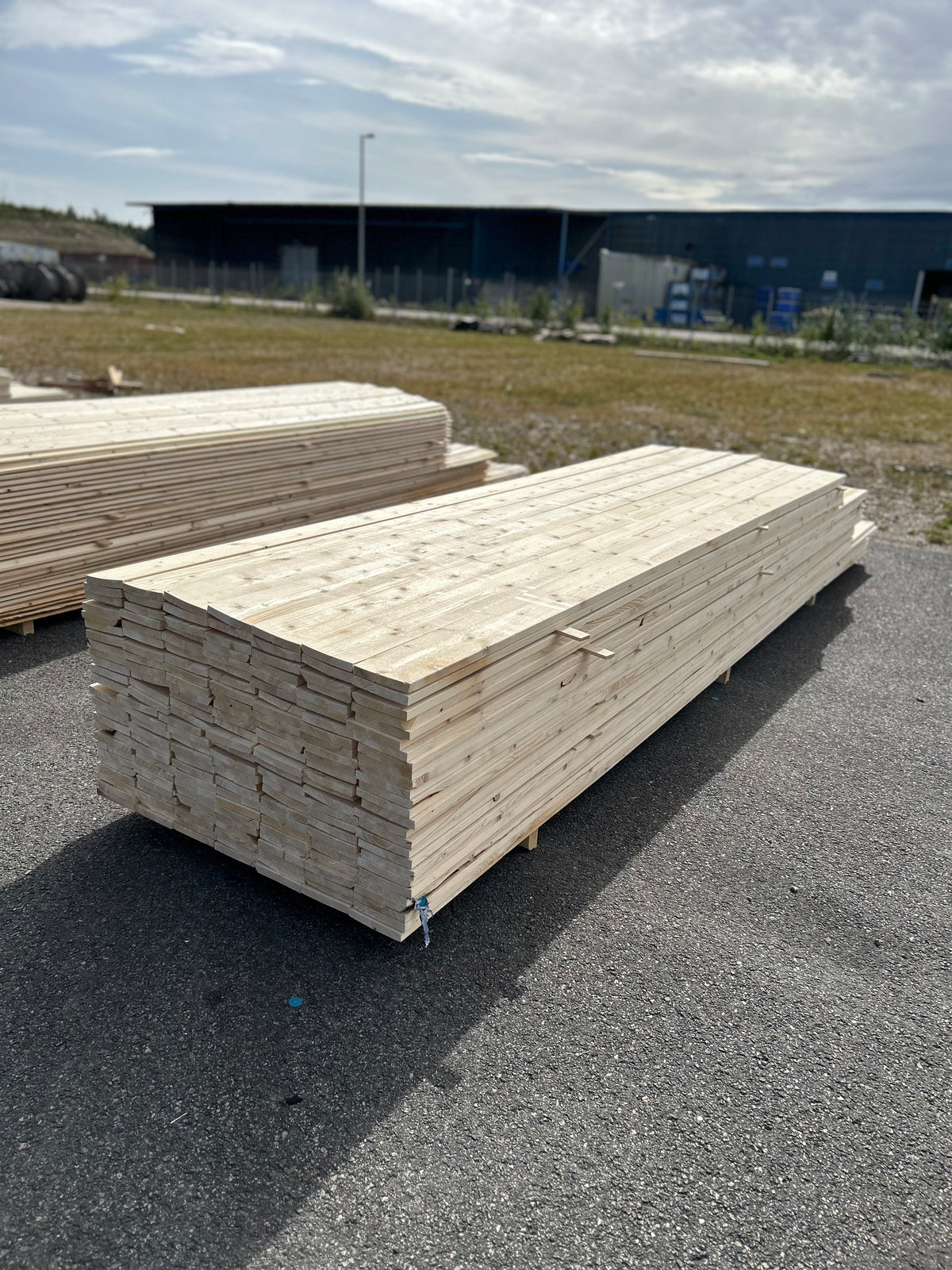 Parti Finsågade Brädor 22x145 mm – 3,60–4,80 m (Andra sortering)