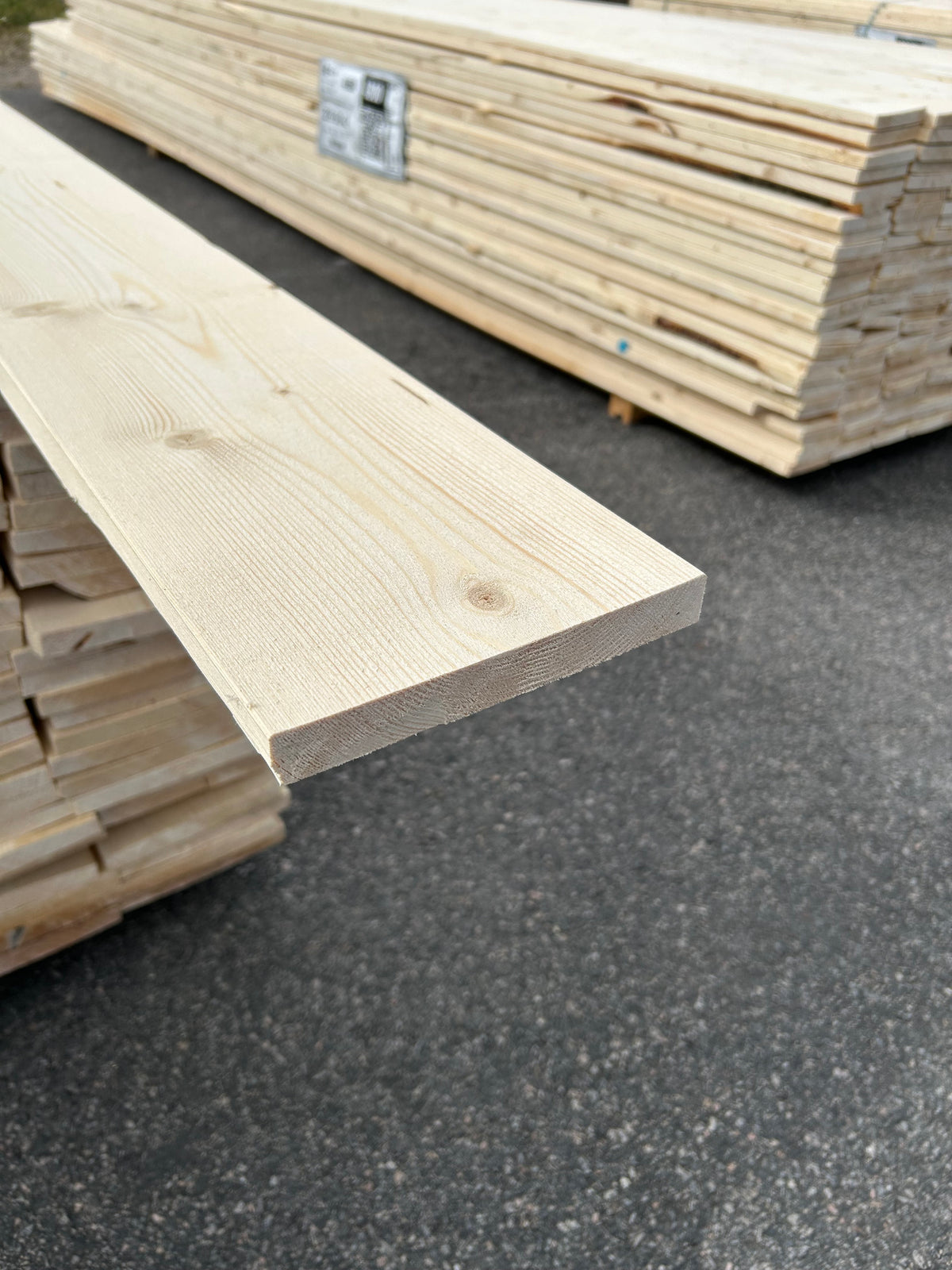 Paket Finsågade Brädor 22x170 mm – 4,20–5,40 m (Andra sortering)