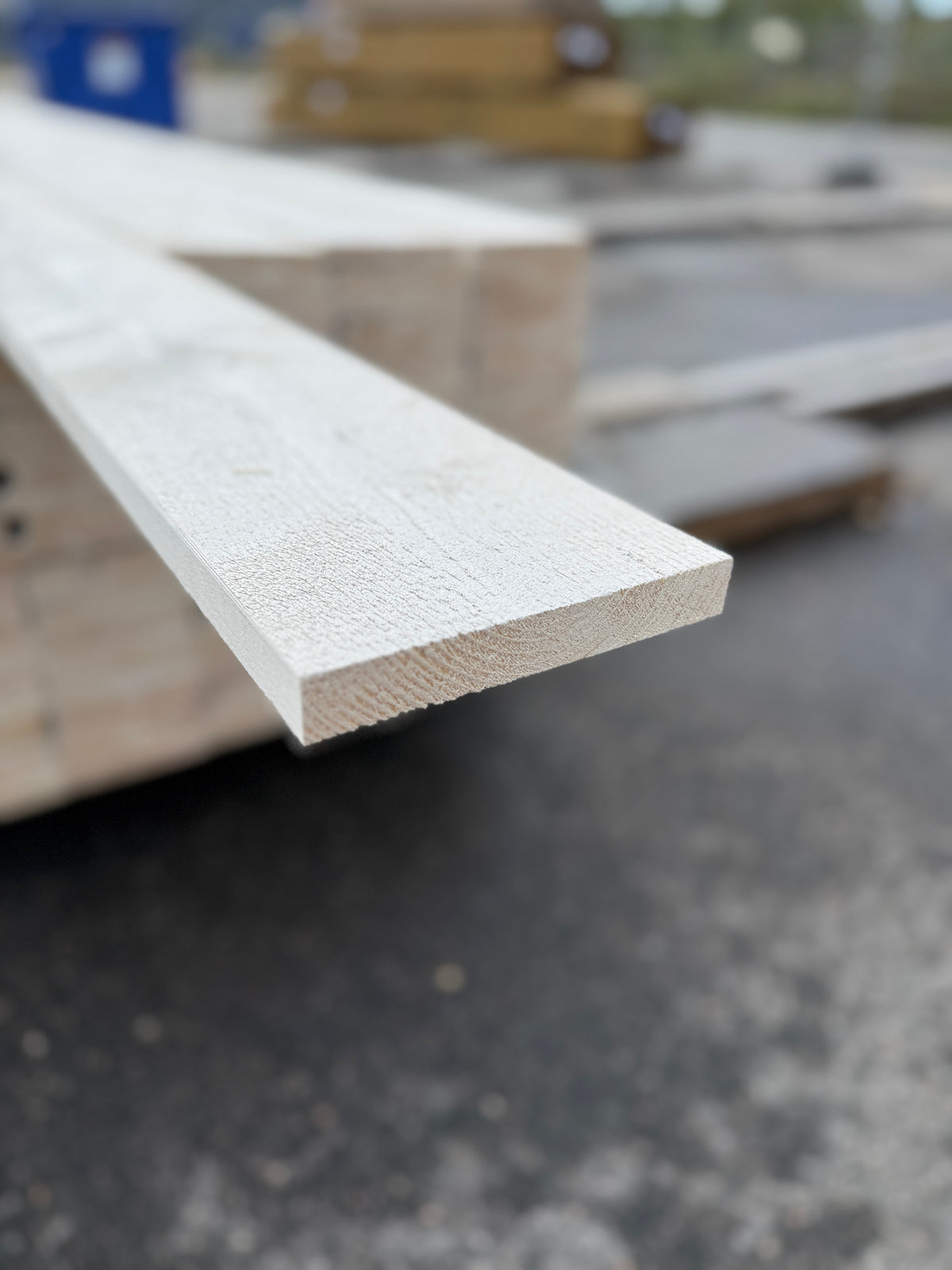 Finsågade Brädor 22x145mm 4,50m – Grundmålade (Säljs per styck)