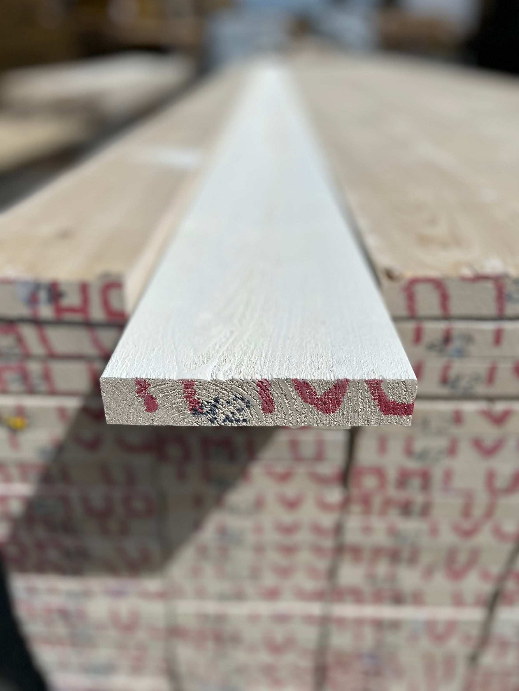 Paket Finsågade Brädor 28x145mm 133st 4.20m Grundmålad