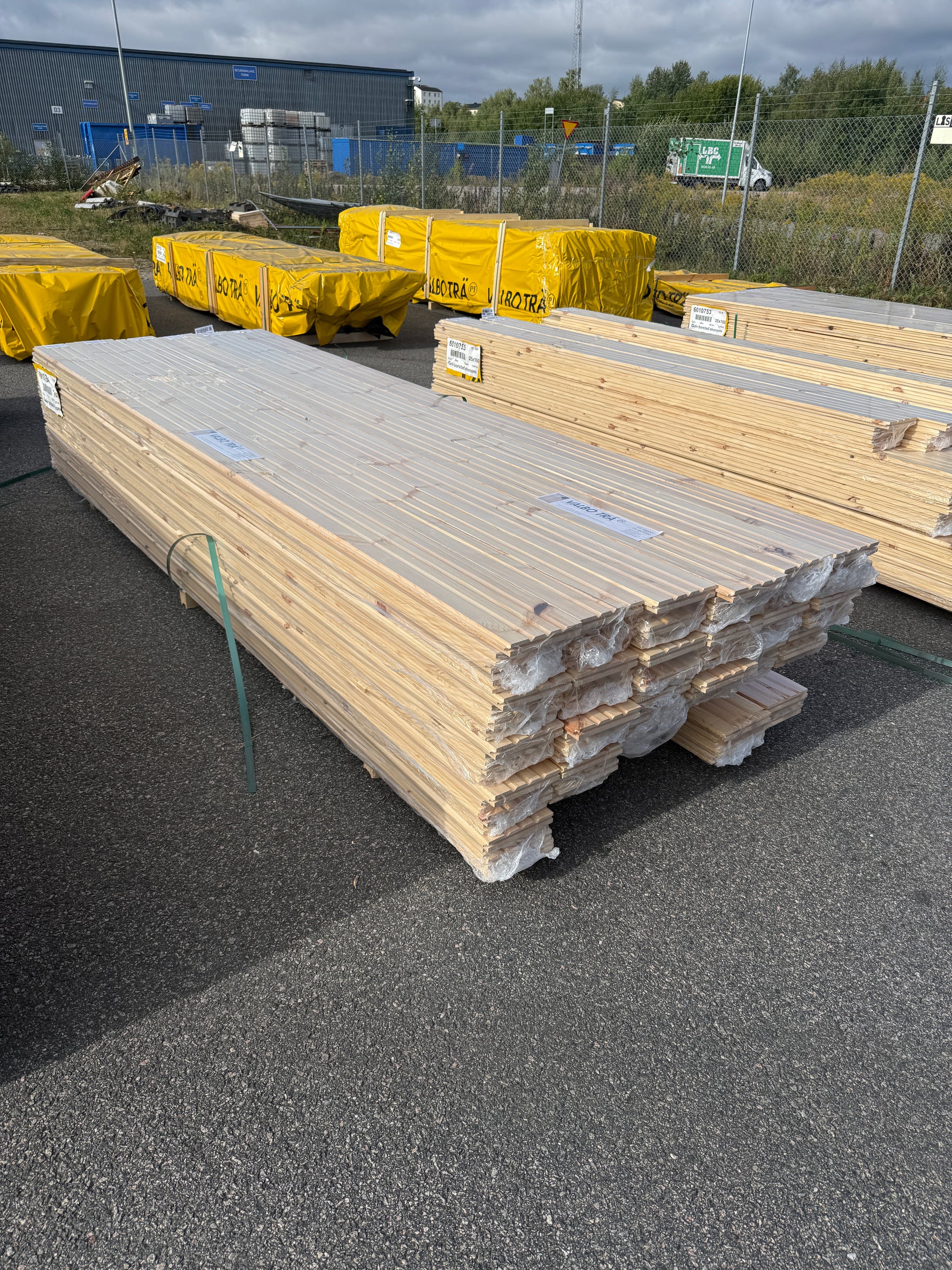 Parti Massivt Furugolv Borstad Ljusgrå Ekonomi 25x160 mm – 61,25 m²