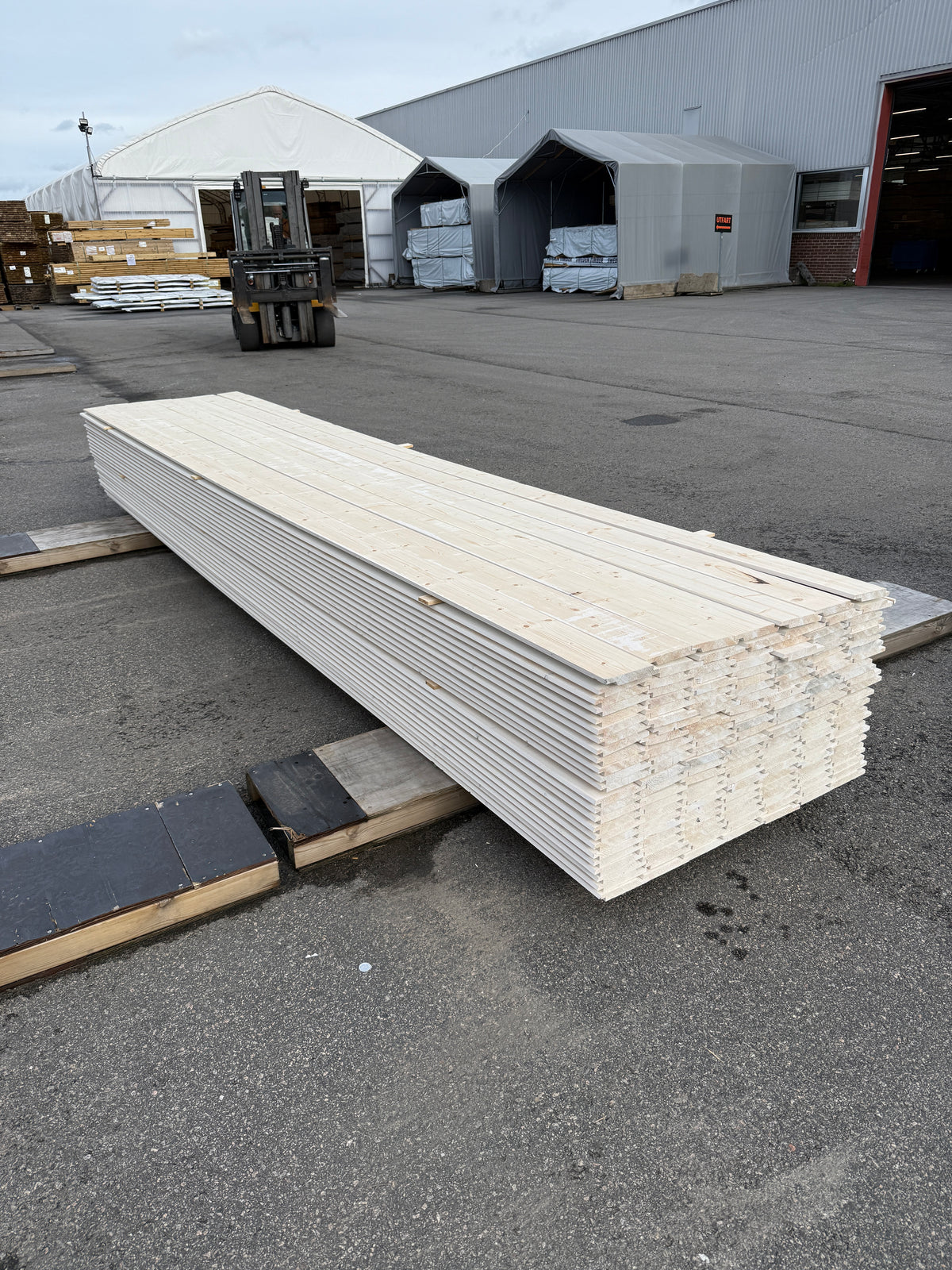 Falsad Spårpanel 22x145mm 4,50m – Grundmålad (Säljs per styck)