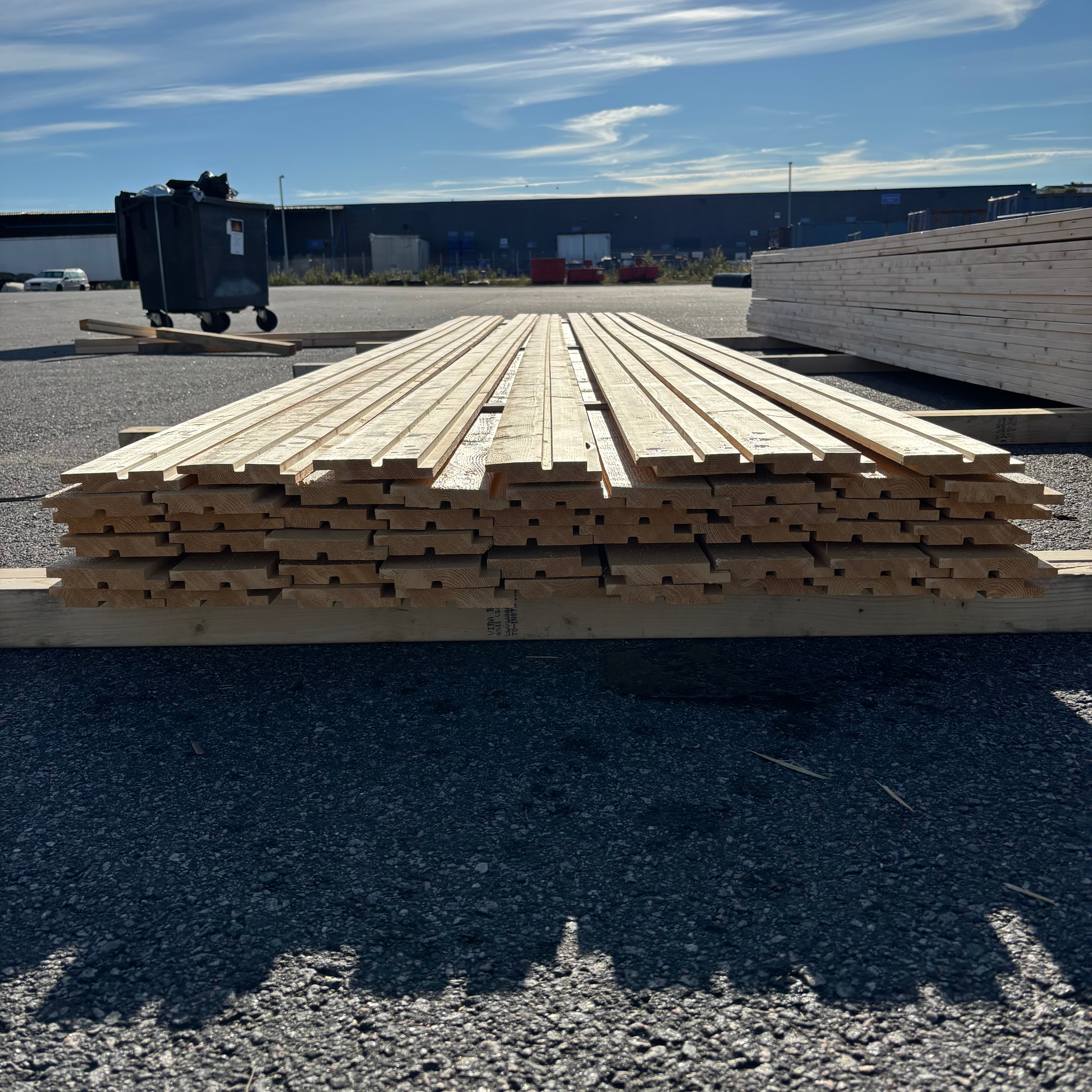 Paket Hakfalspanel 21x120mm – 52 st 5,40 m (grundmålad + mellanstruken gul)