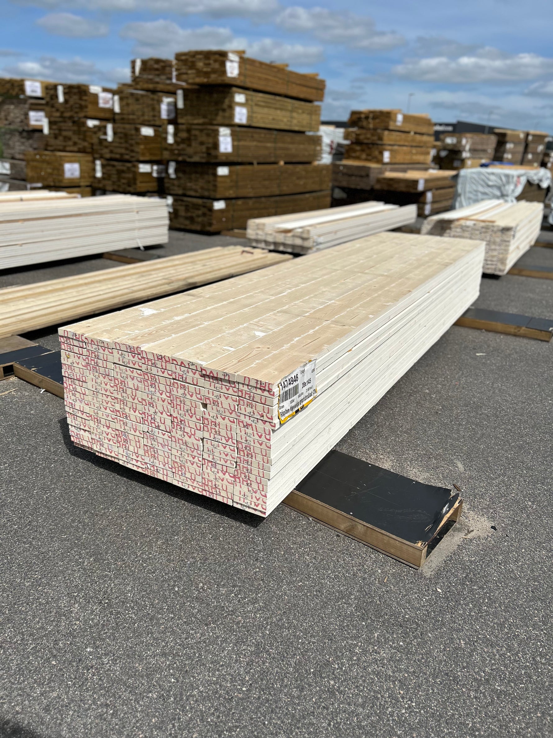 Paket Finsågade Brädor 28x145mm 133st 4.20m Grundmålad