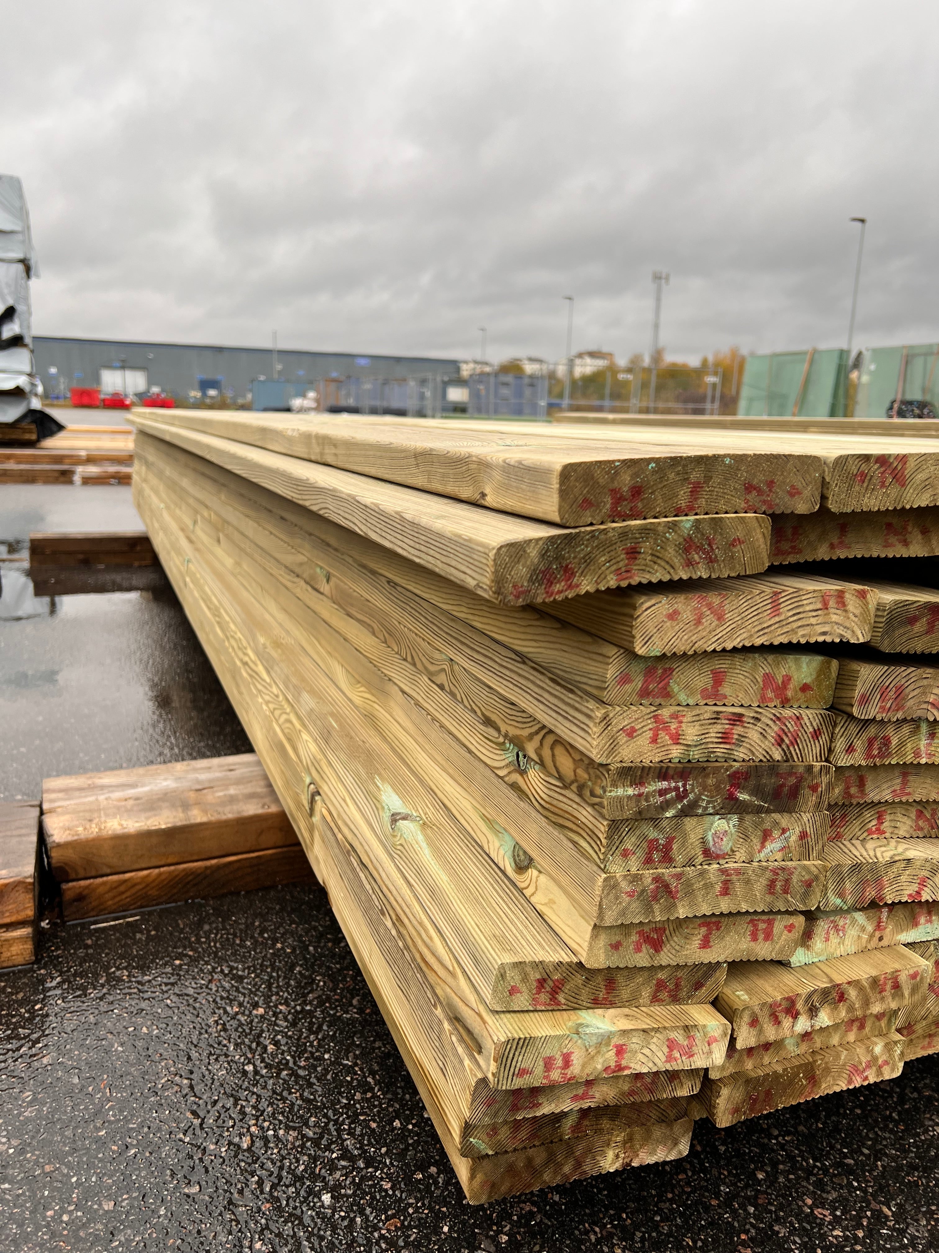 Paket Trall Rillad 28x145mm – 97 st 4.20m Tryckimpregnerad B-sort