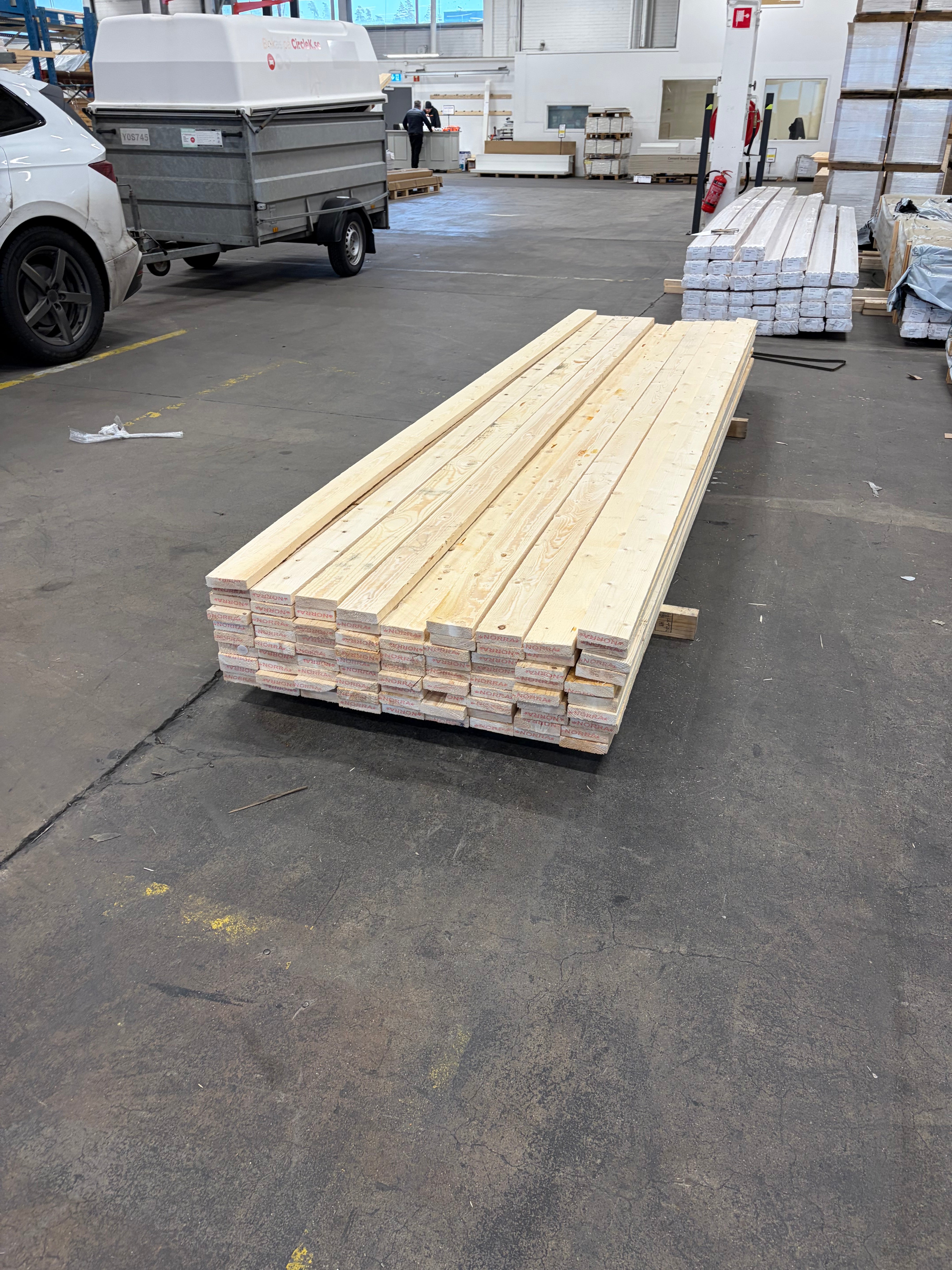 Paket Brädor Råsågade 25x100mm – 82st (3,60 m, Gran, Vankant/Bark)