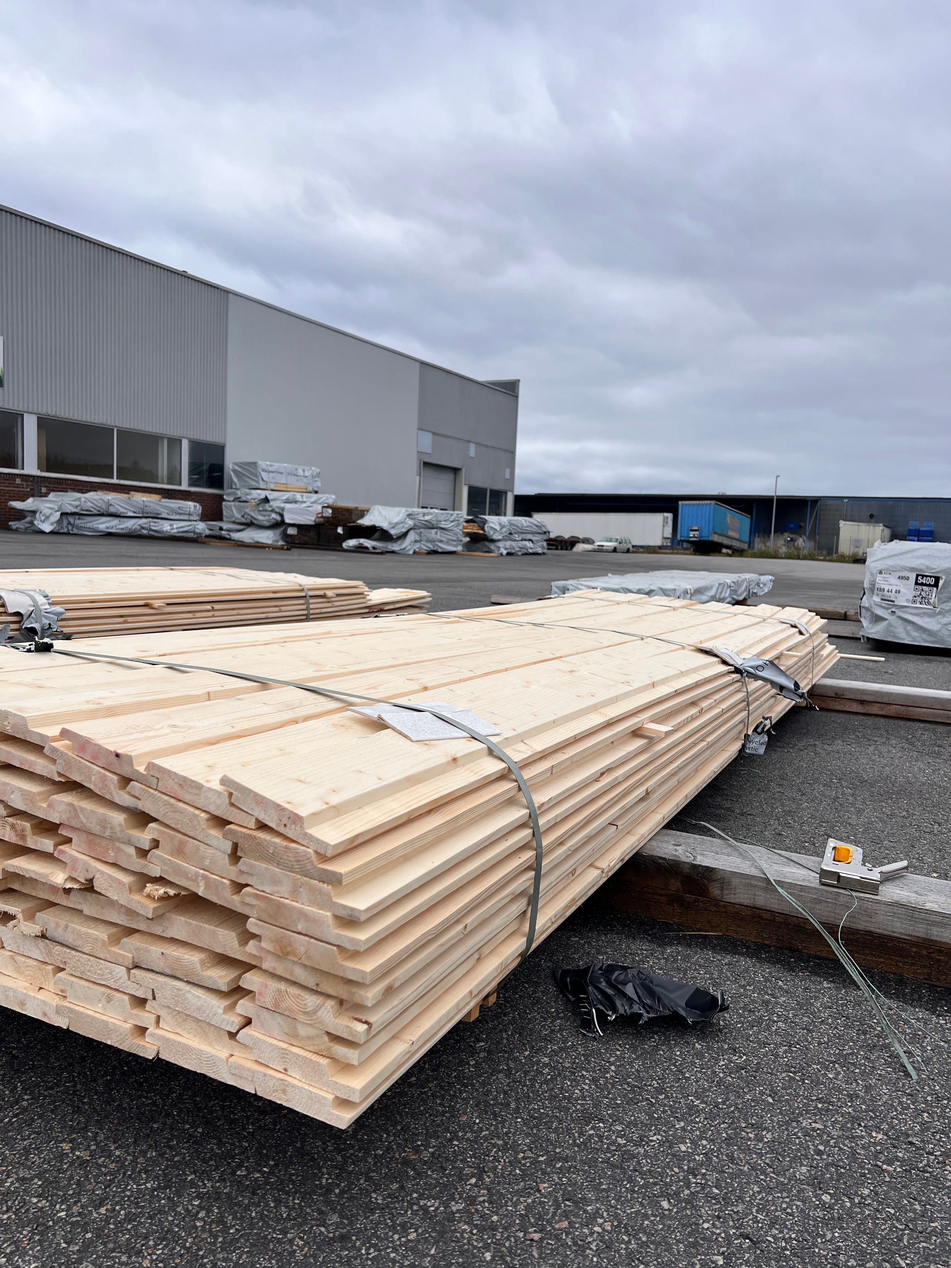 Paket Falsad Spårpanel 22x120mm 101st 3.60–4.20m, B-sort