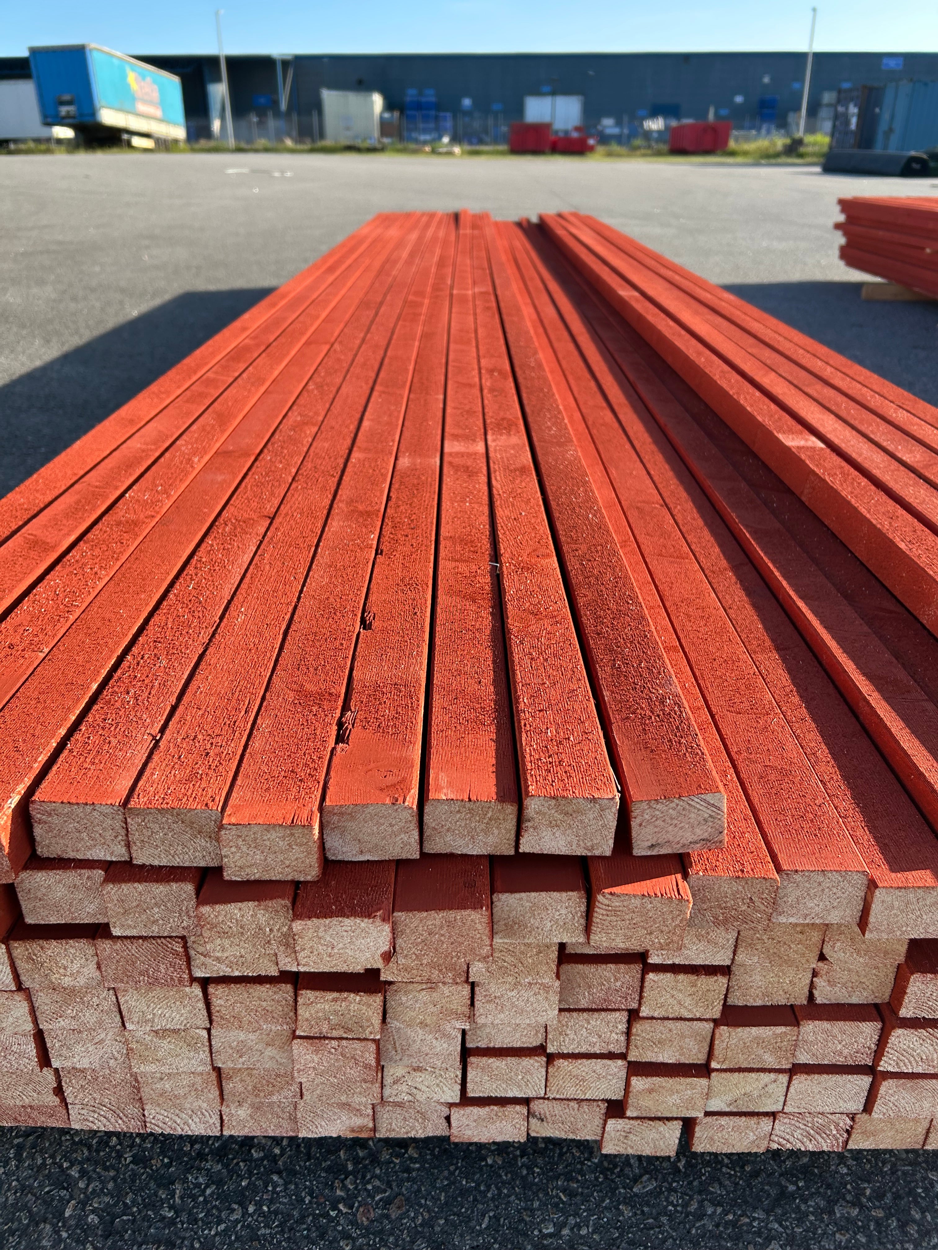 Paket Läkt 34x45 – 142st (4.50 m) – Grundmålad Ljusröd Slam