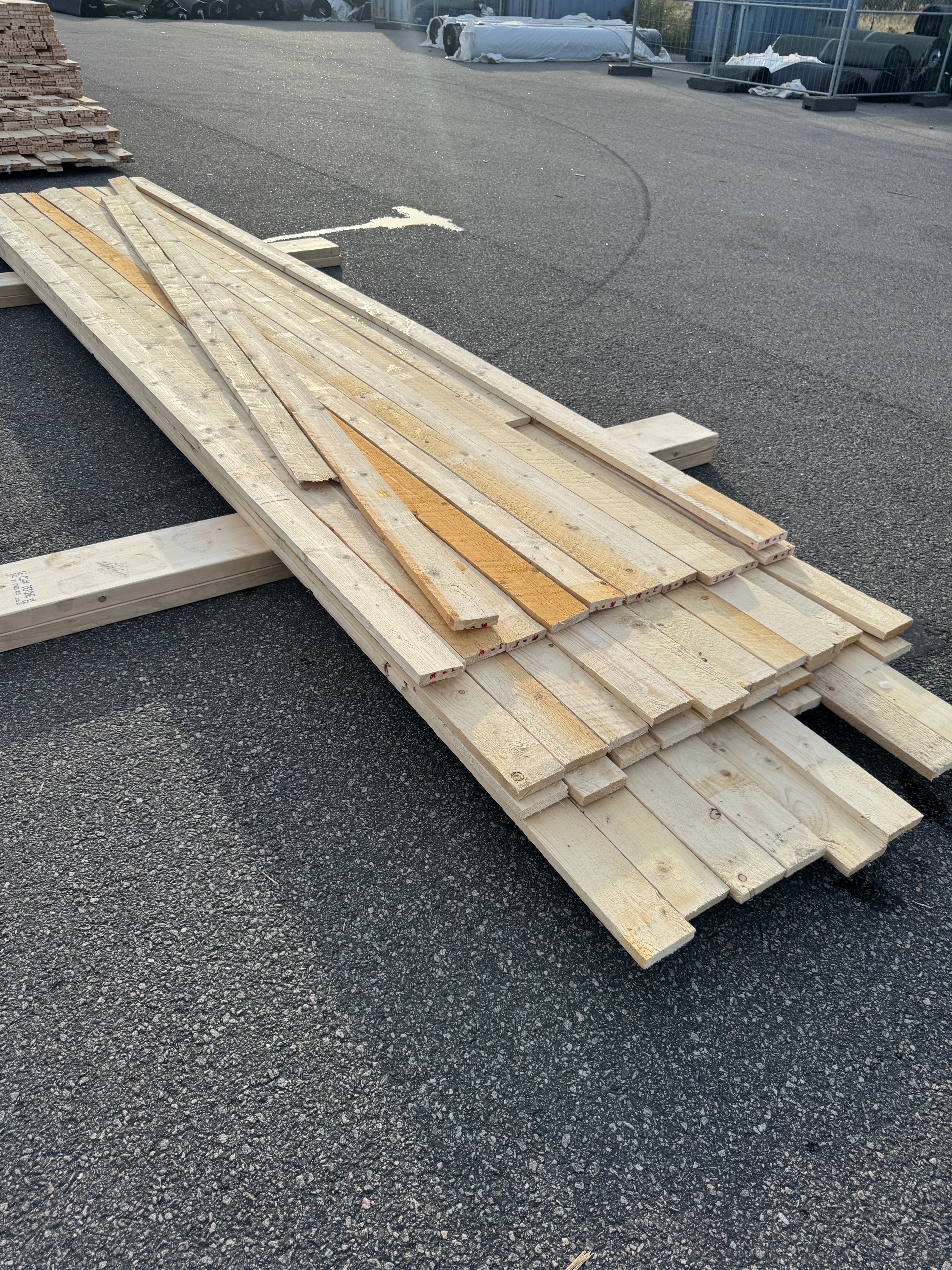 Paket Brädor 22x100mm Råsågad – 41 st (4,0–5,4 m, gran, obehandlad)