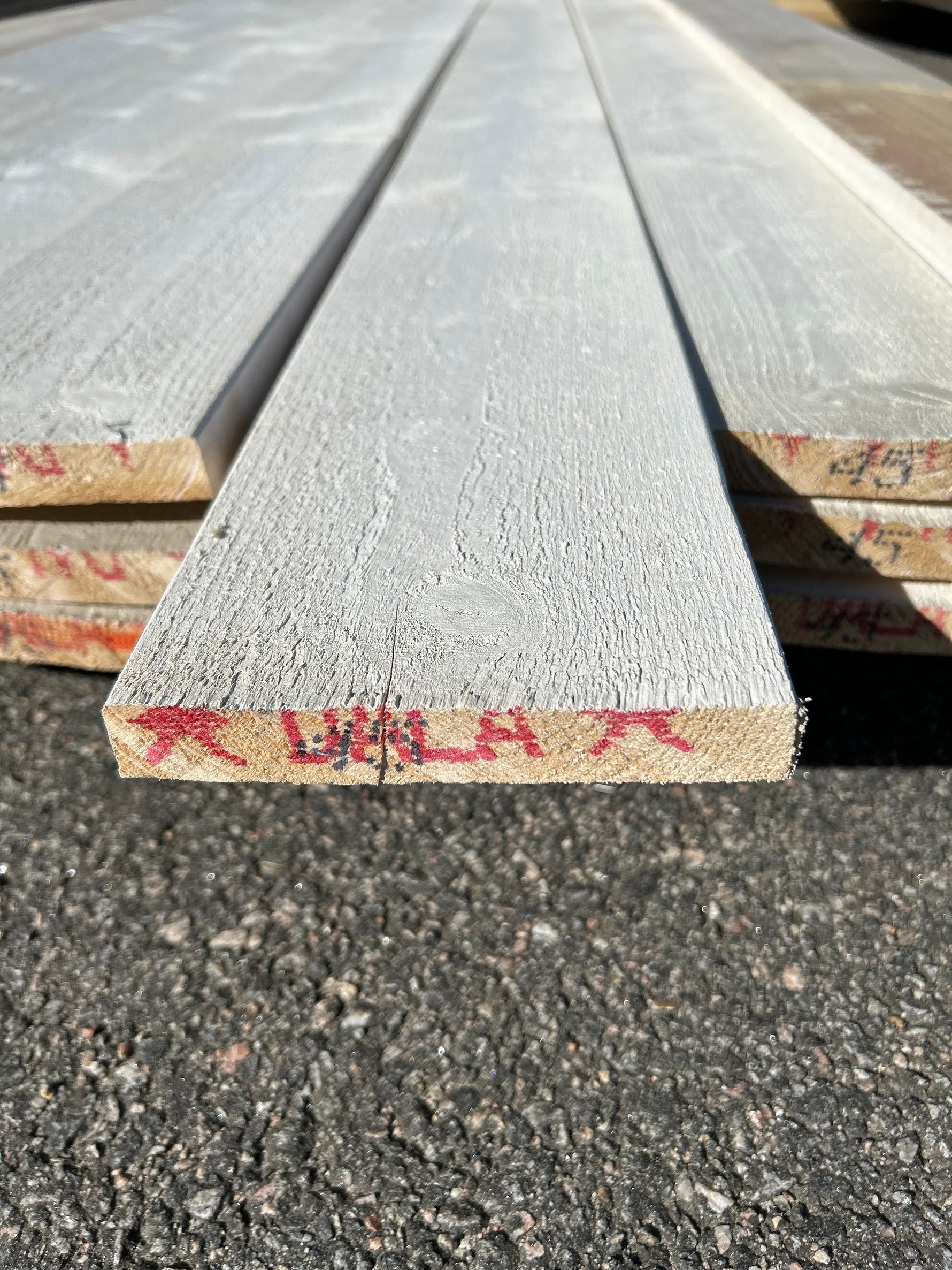 Paket Finsågade Brädor 22x120mm , 22st 4.50m Grundmålade