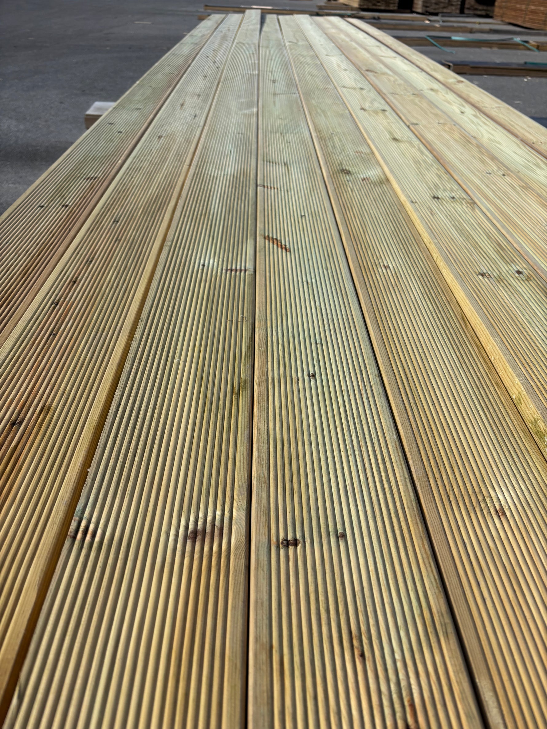Paket Tryckimpregnerad Rillad Trall 28x120mm, 144st 5.10m- Väderbitet