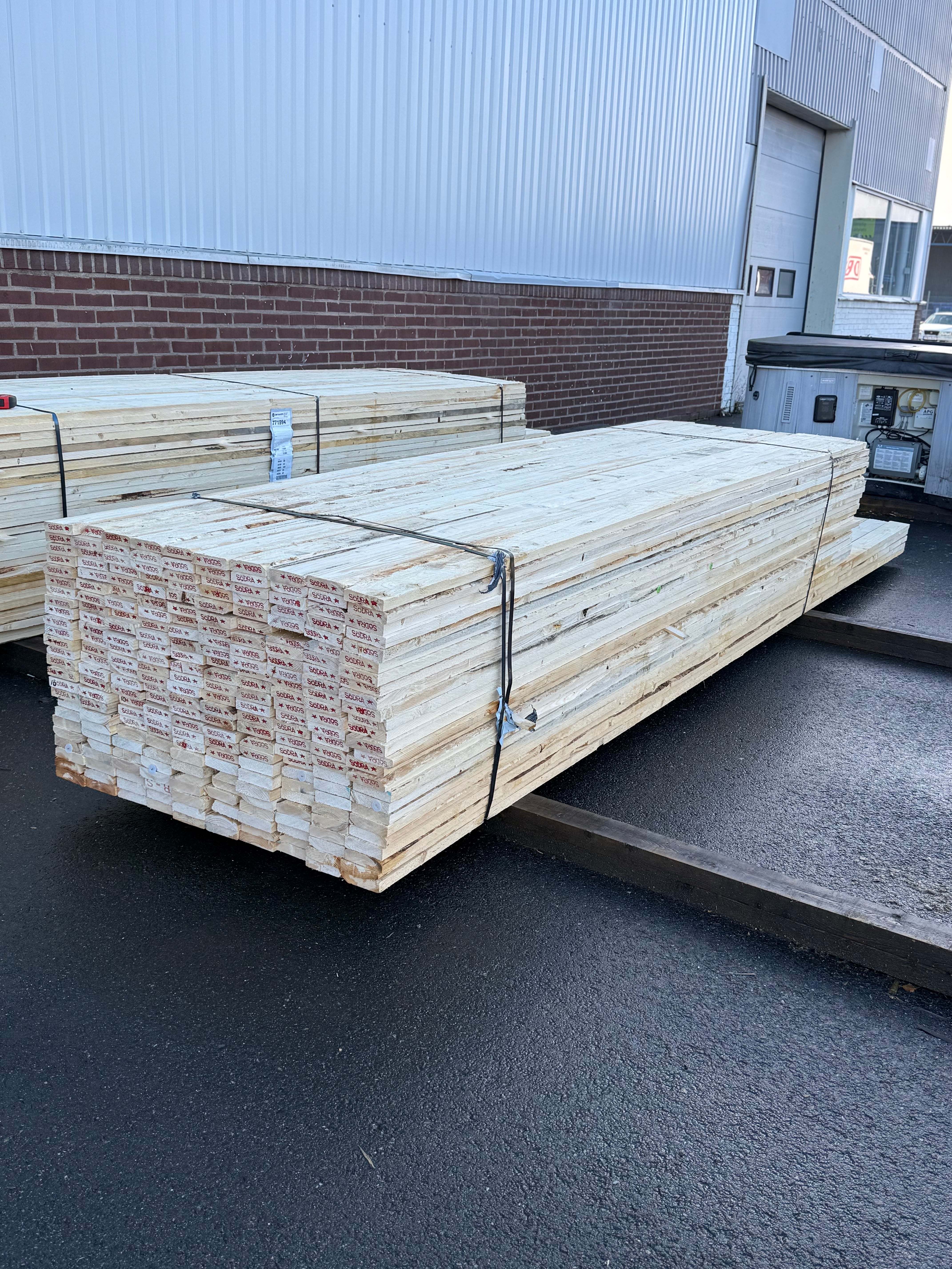 Paket Brädor 25x100mm Råsågade – 249 st (3,6–4,8 m, gran, obehandlad)