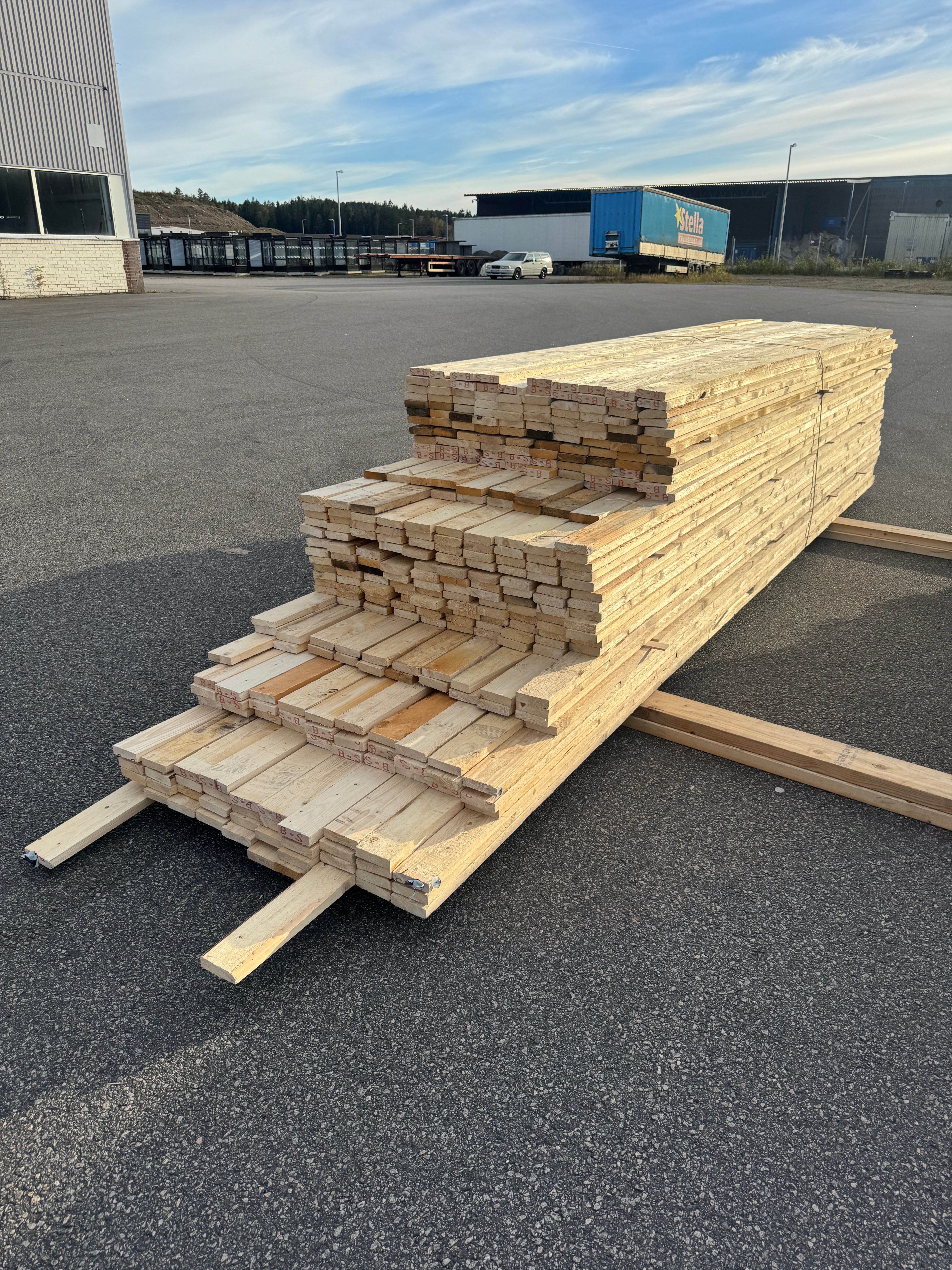 Paket Brädor 22x100mm Råsågad – 323 st (3,6–5,4 m, gran, obehandlad)
