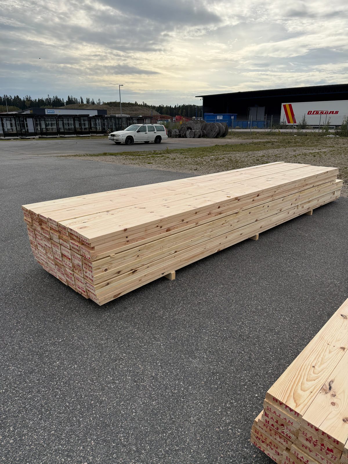 Paket Hyvlade Furu Brädor 36x148mm 4,50–4,80m – 105st (Andra sortering)