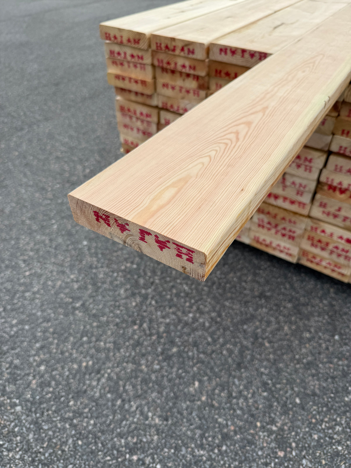 Paket Hyvlade Furu Brädor 36x148mm 4,50–4,80m – 105st (Andra sortering)