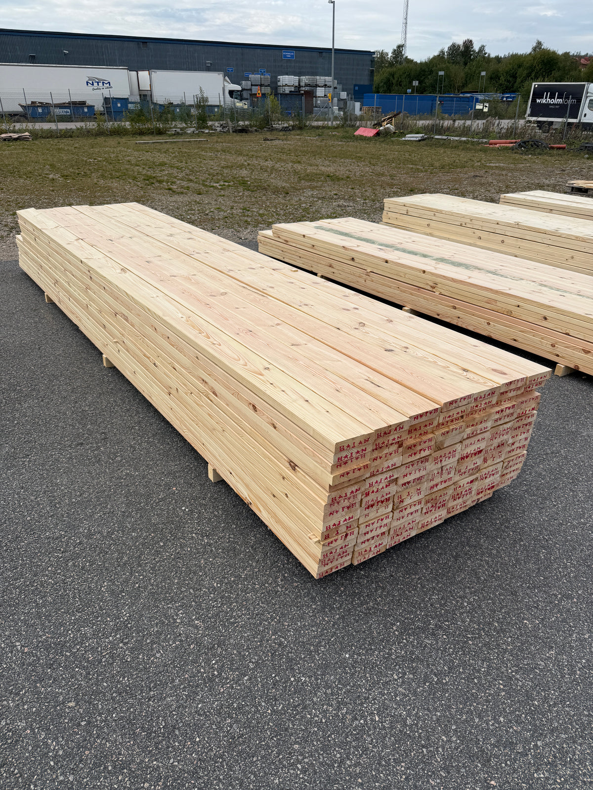 Paket Hyvlade Furu Brädor 36x148mm 4,50–4,80m – 105st (Andra sortering)