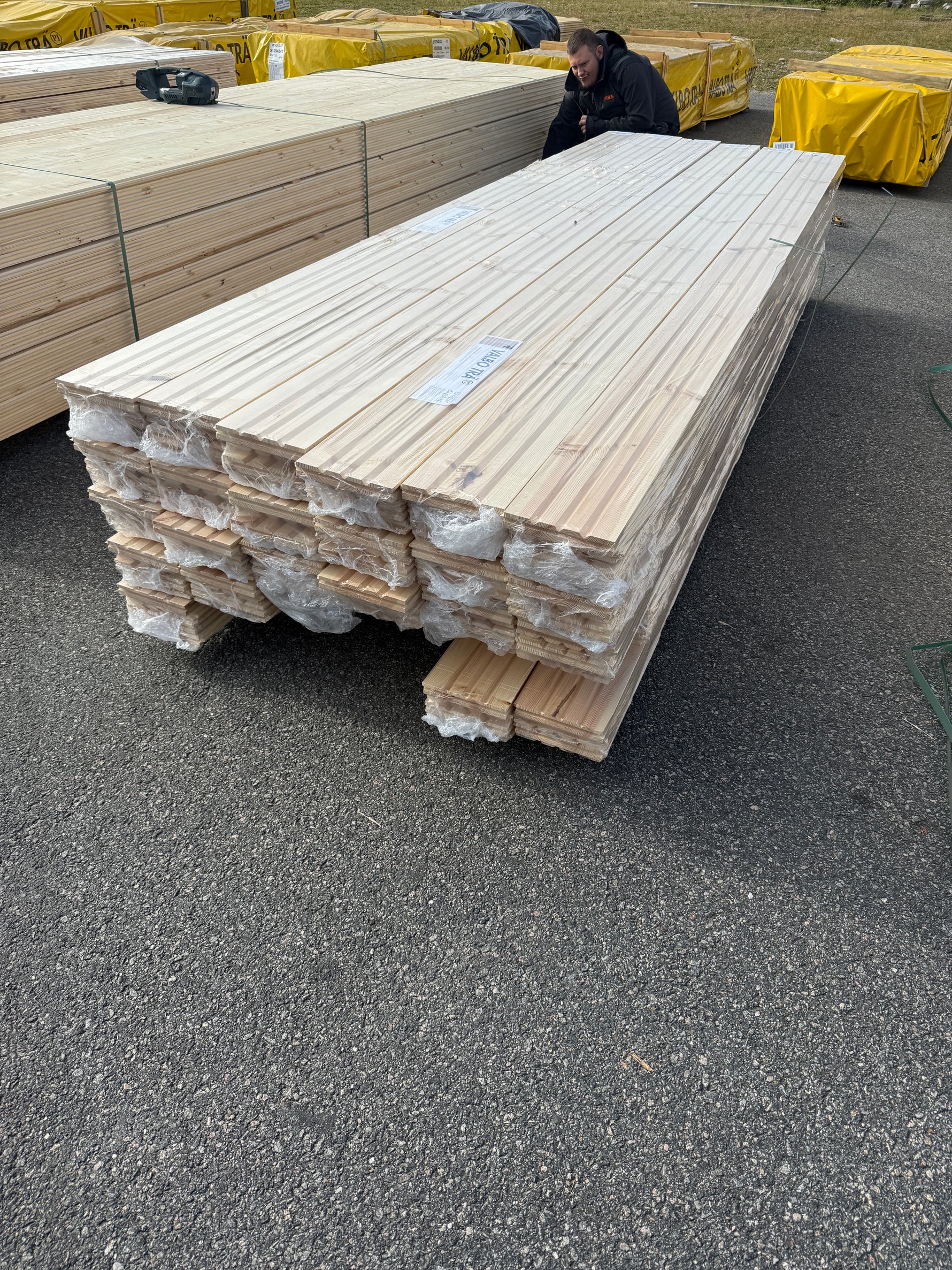 Parti Massivt Furugolv Borstad Ljusgrå Ekonomi 25x160 mm – 61,25 m²