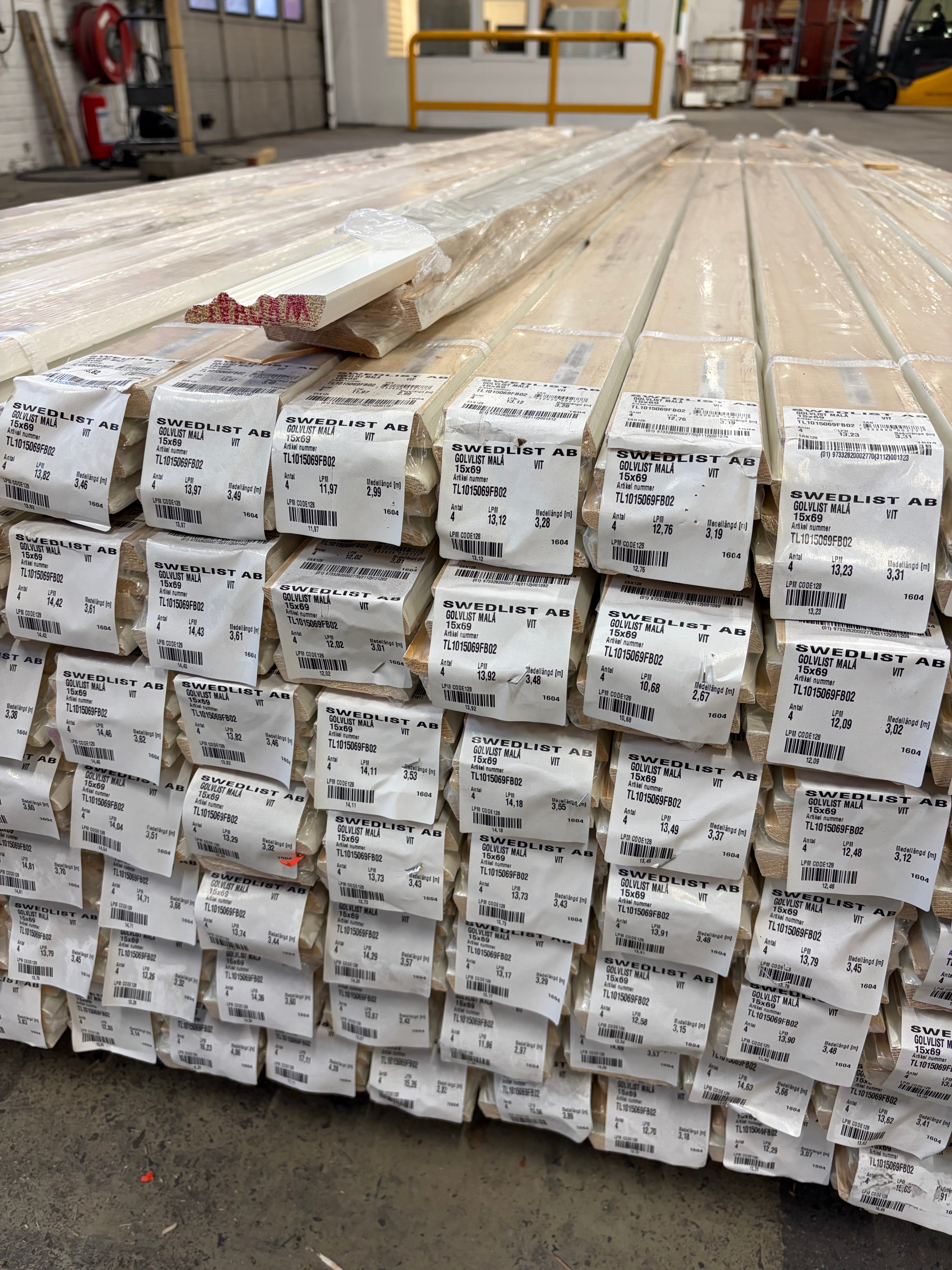 Malåsockel 15×69 – Vitmålad (Fallande längder)