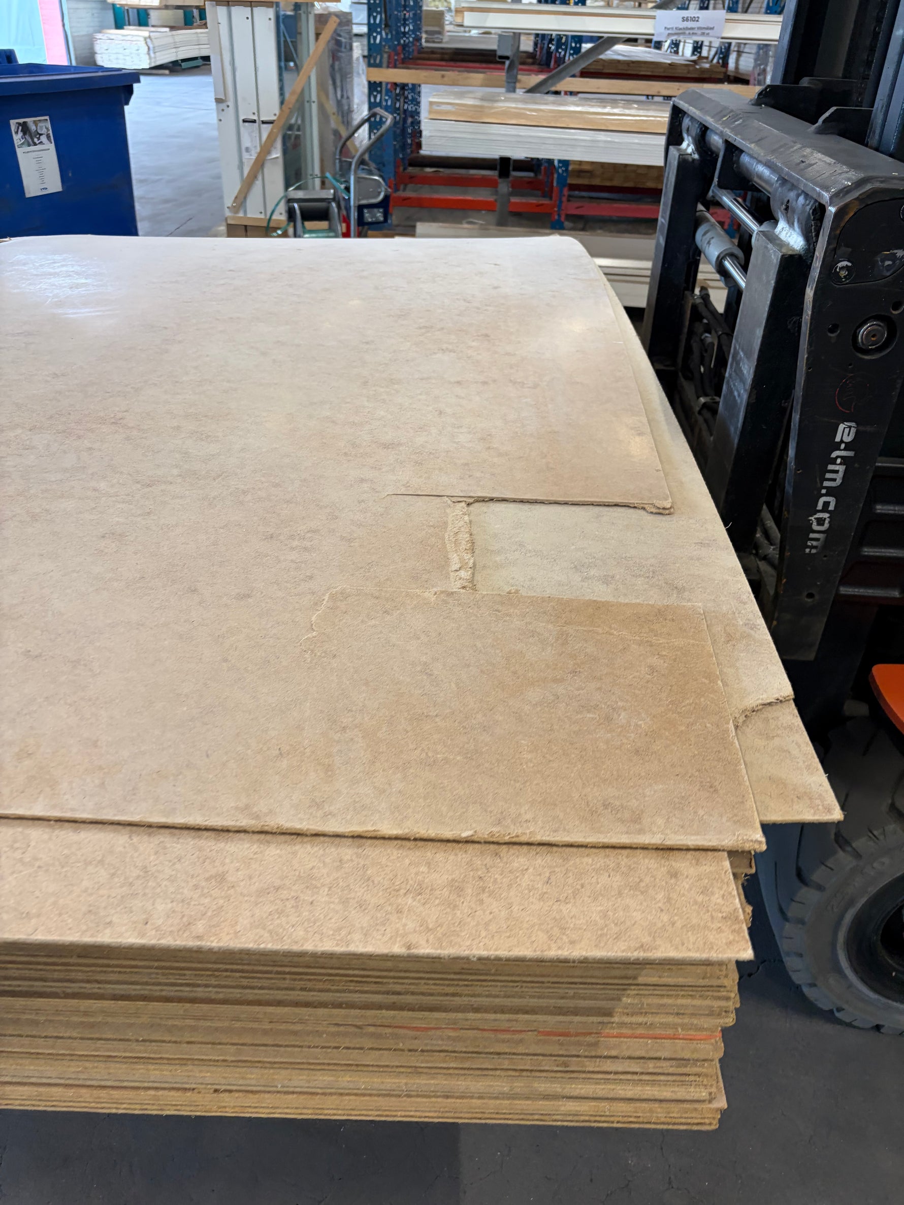 Parti Begagnad Masonit 244x122 cm – ca 90 st