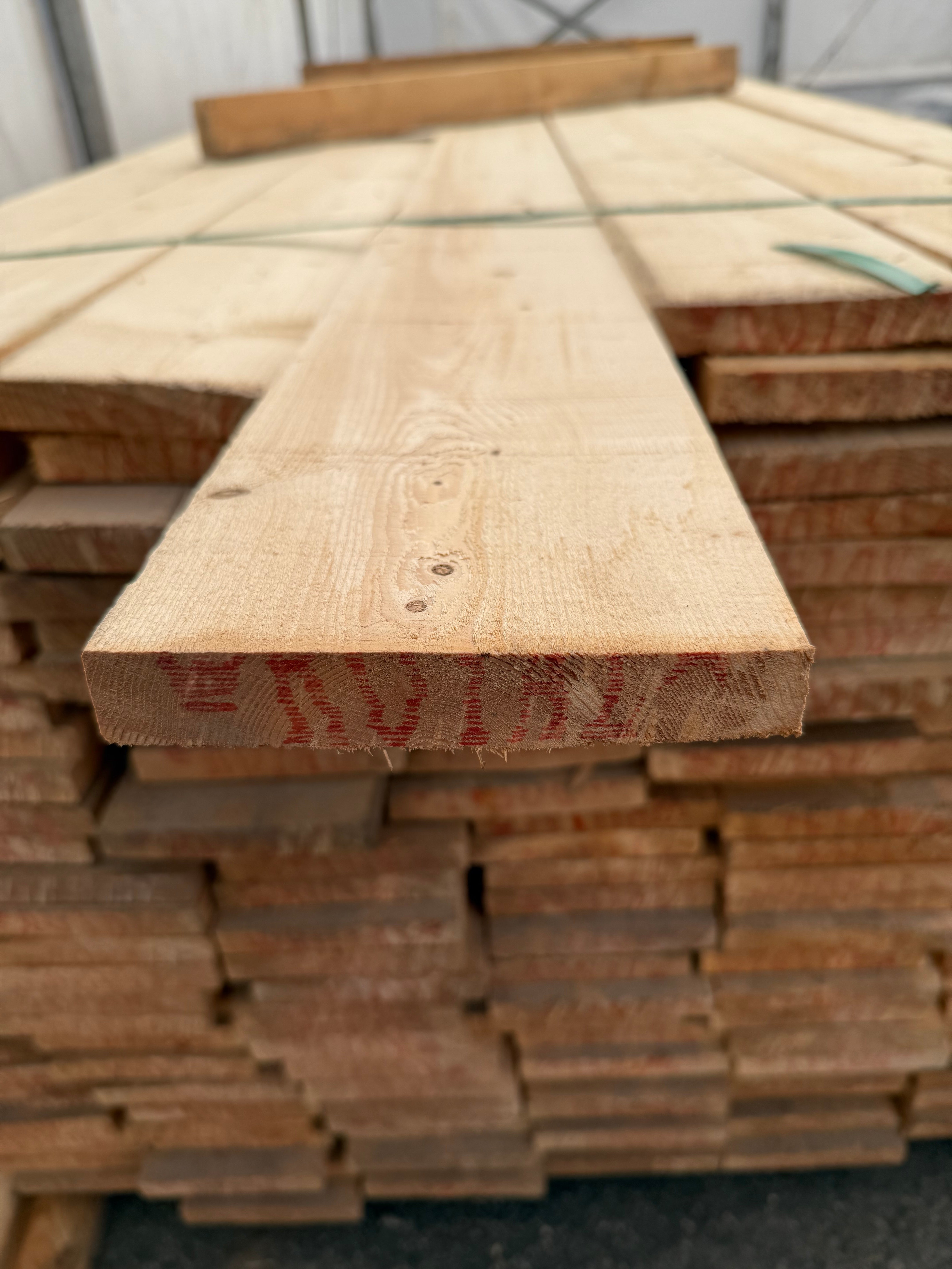 Paket Råsågade Brädor 23x150mm 5.40m 196st OBS! Revor