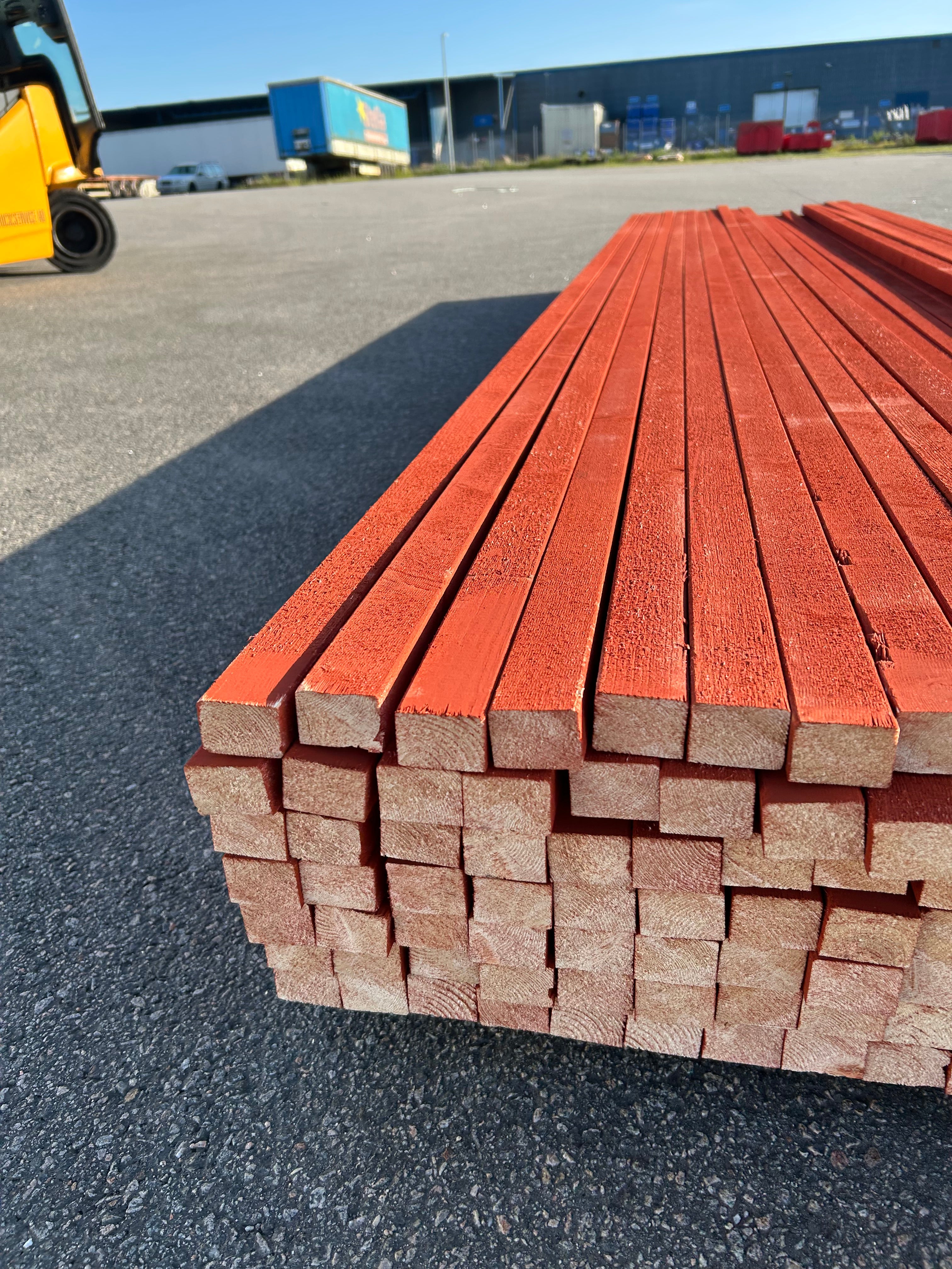Paket Läkt 34x45 – 142st (4.50 m) – Grundmålad Ljusröd Slam