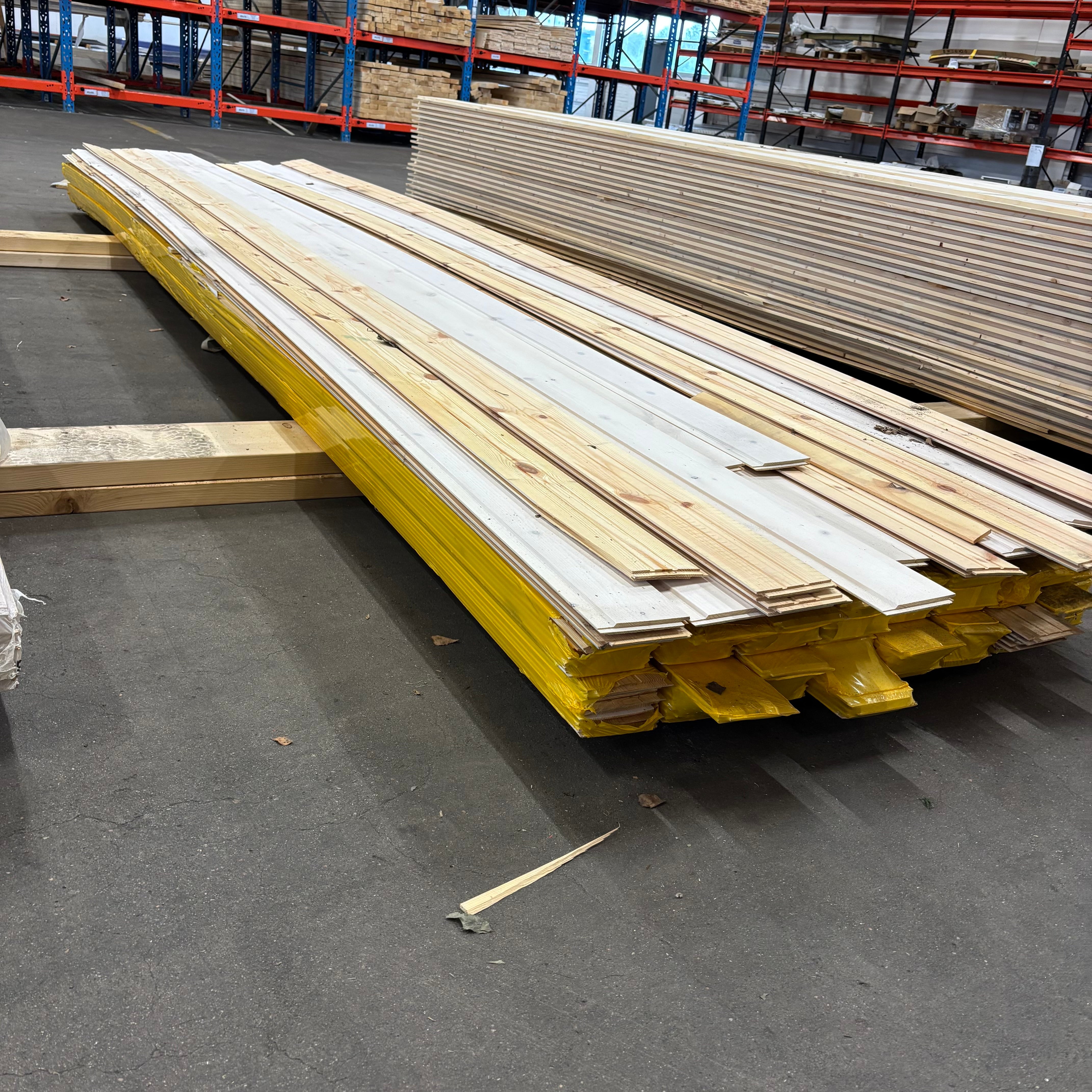Paket Spårpanel 13x120mm – 135 st (4,40 m, furu, vitlasyr + lack)