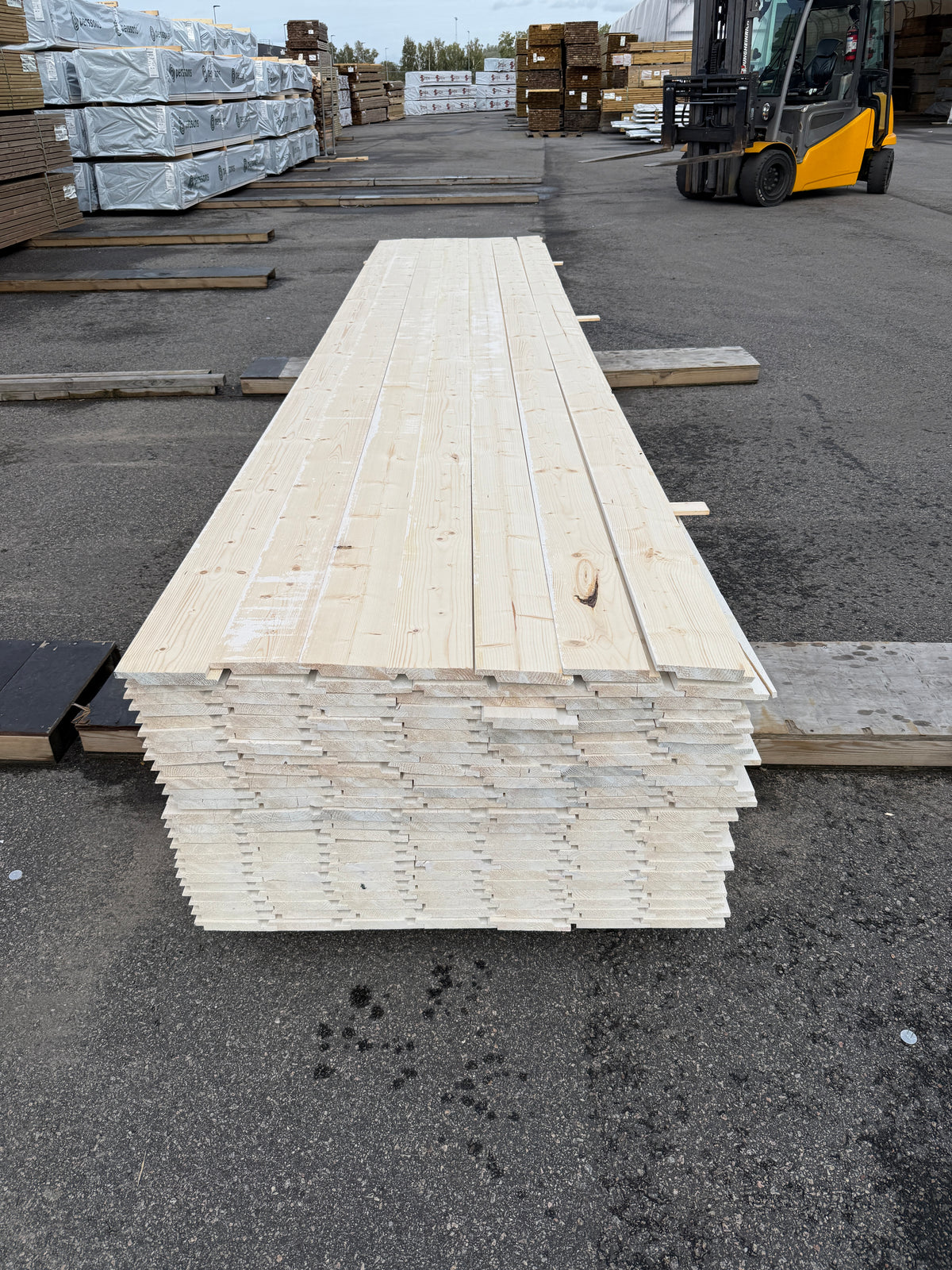 Falsad Spårpanel 22x145mm 4,50m – Grundmålad (Säljs per styck)