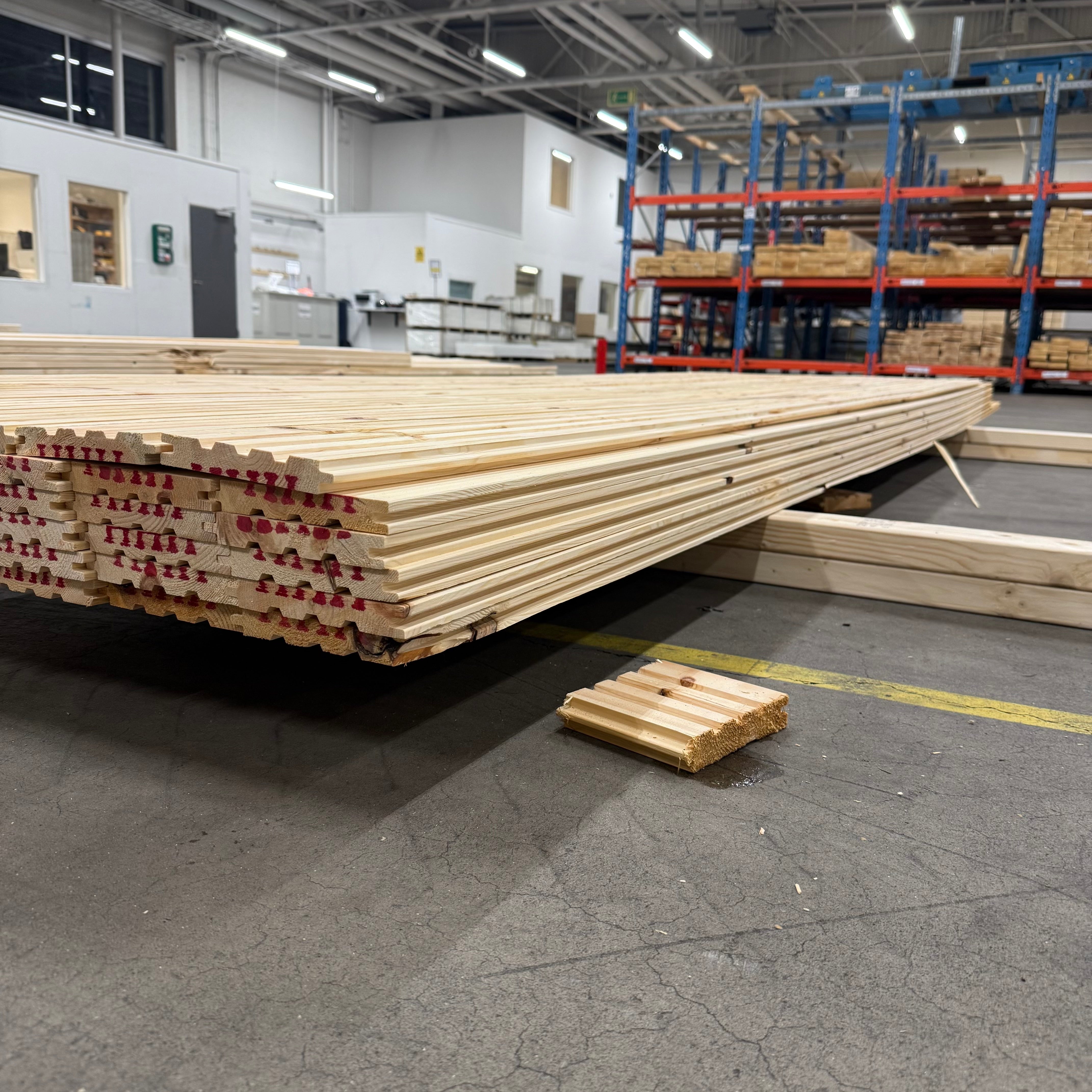 Paket Golvträ 22x148mm Furu med fas – 42 st (3,3–3,9 m, utskott)