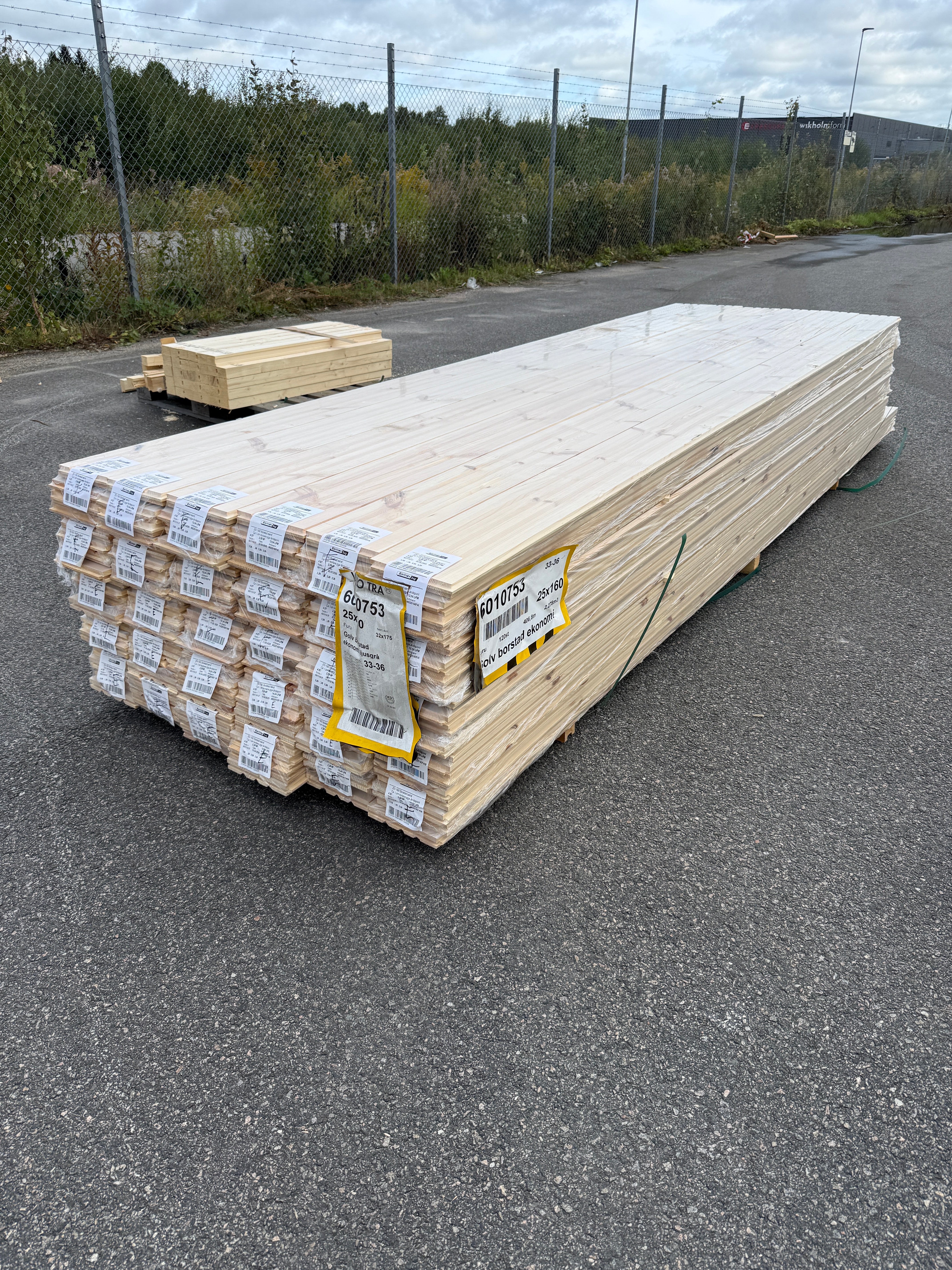Parti Massivt Furugolv Borstad Ljusgrå Ekonomi 25x160 mm – ca 64,32 m²