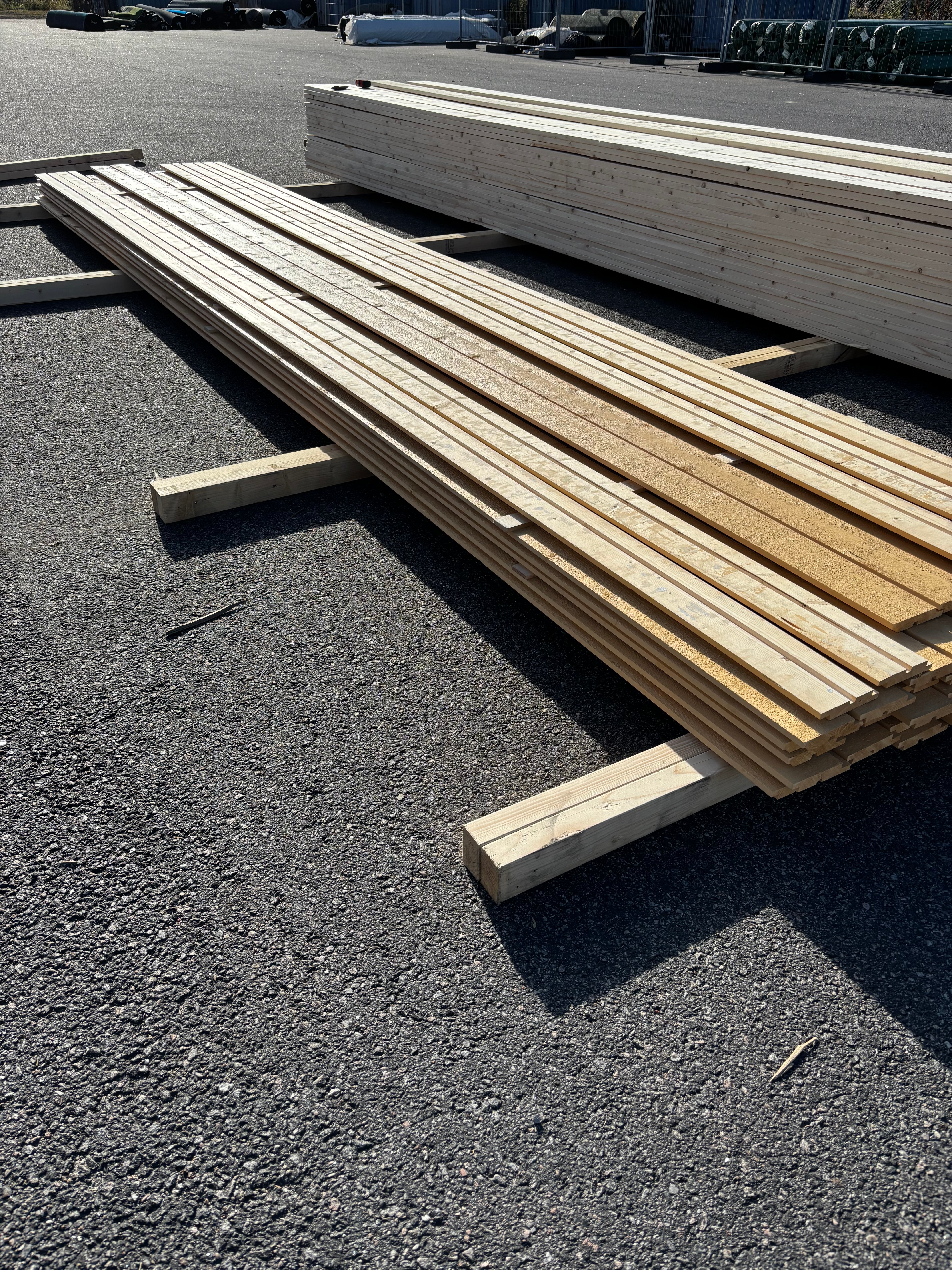 Paket Hakfalspanel 21x120mm – 52 st 5,40 m (grundmålad + mellanstruken gul)
