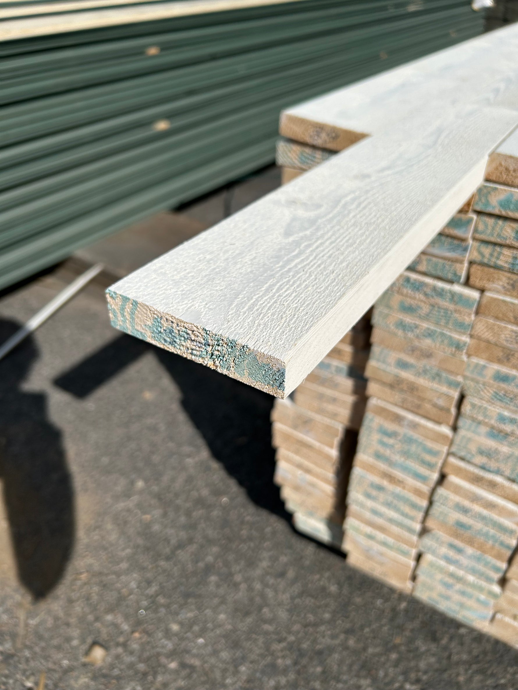 Paket Finsågade Brädor 22×95 mm 3,90 m 275 st Grundmålade