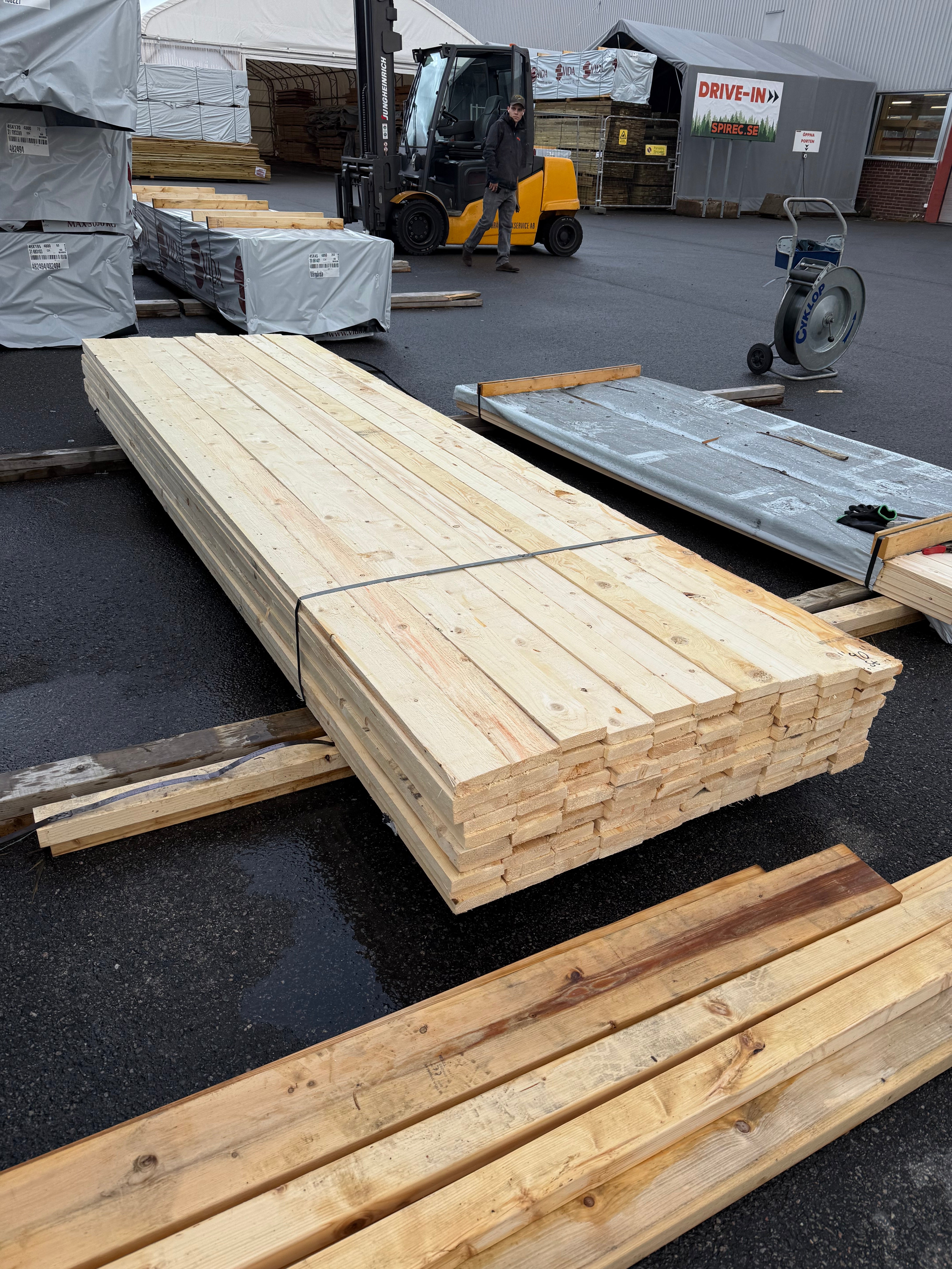 Paket Brädor Råsågade 25x100mm – 82st (3,60 m, Gran, Vankant/Bark)