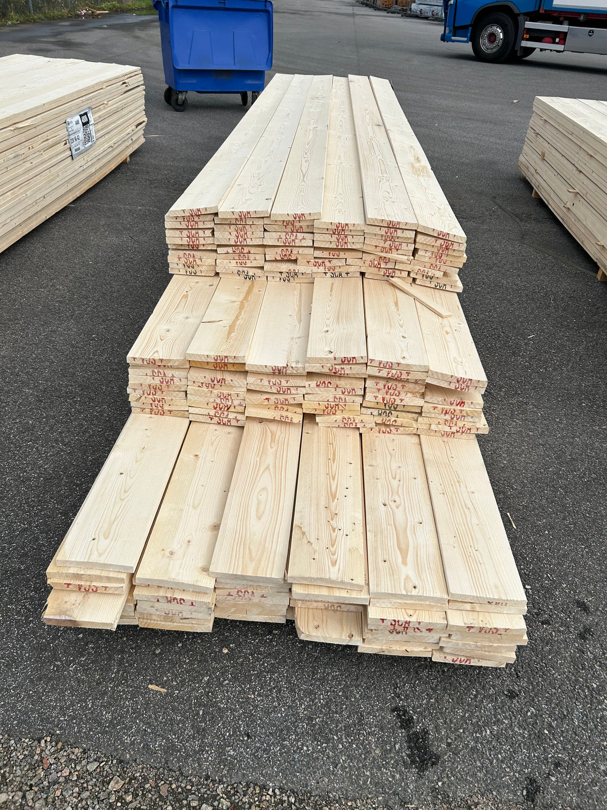 Paket Finsågade Brädor 22x170 mm – 4,20–5,40 m (Andra sortering)