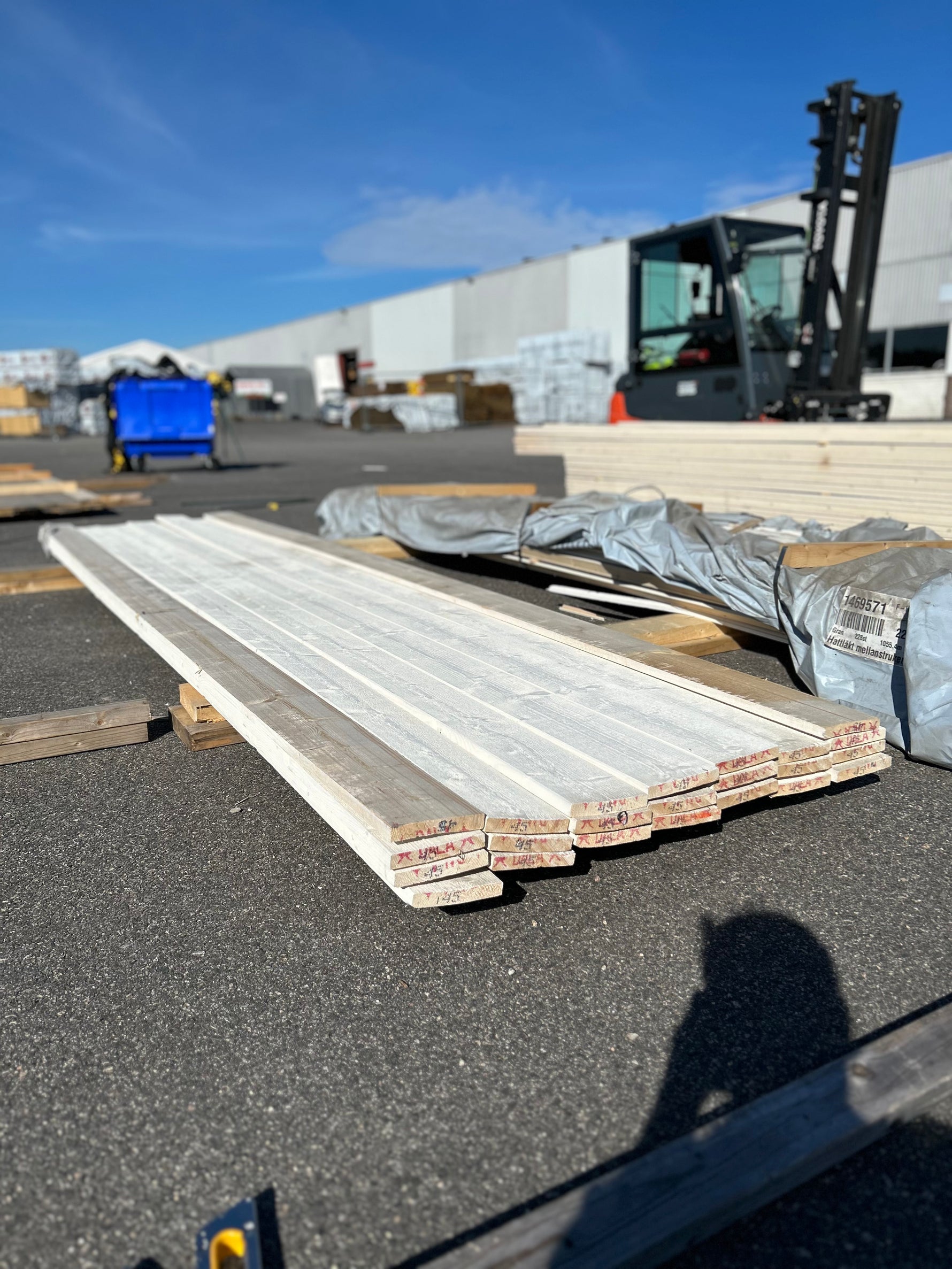 Paket Finsågade Brädor 22x120mm , 22st 4.50m Grundmålade