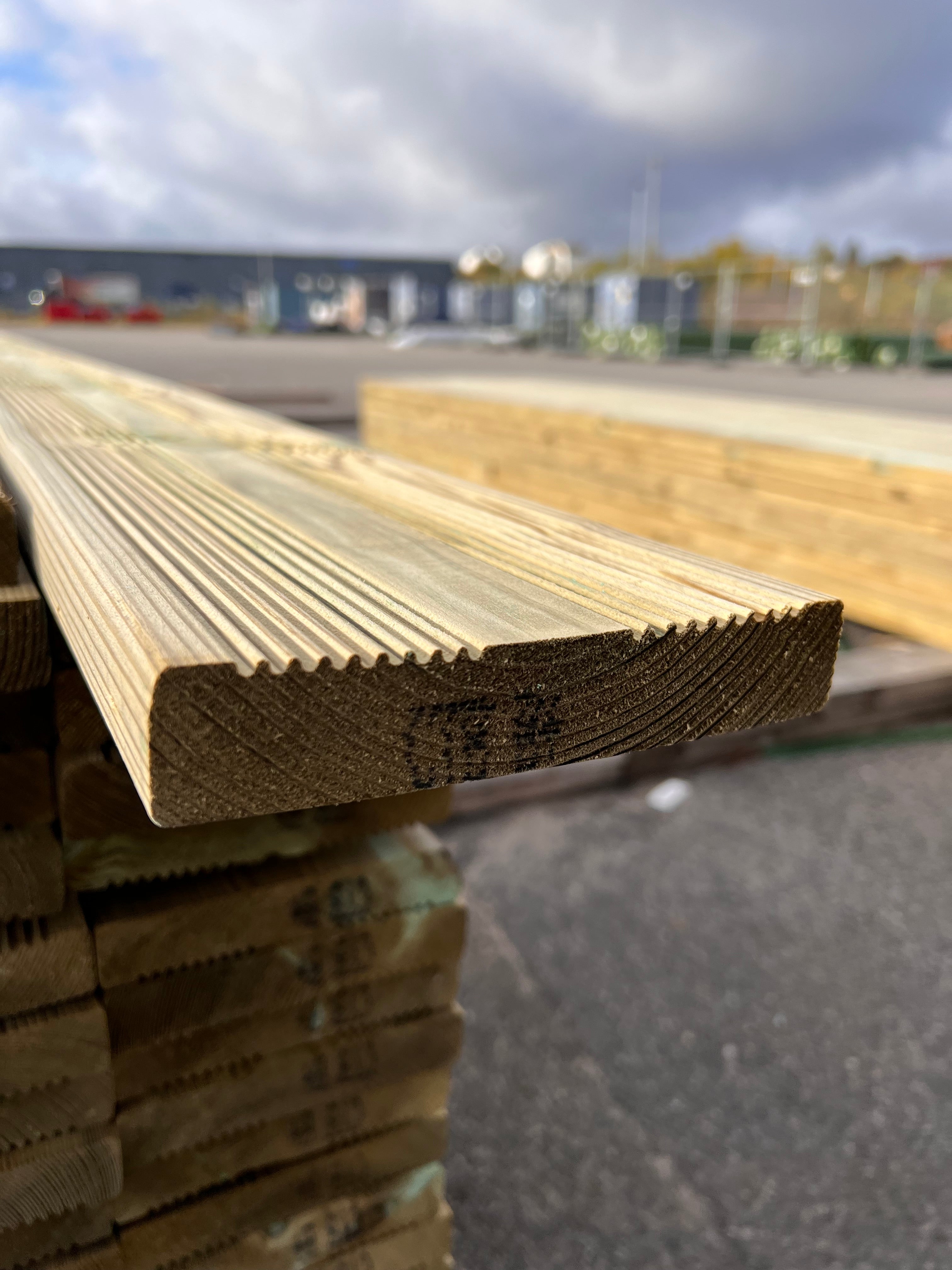 Tryckimpregnerad rillad Trall 27x145 – 147st (B-sortering)