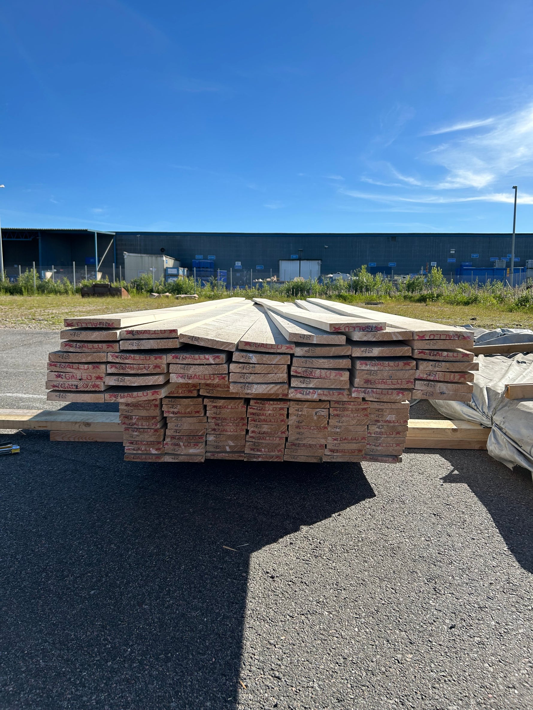 Paket Finsågade Brädor 22x145mm, 155st (4.20-4.80m) Grundmålade