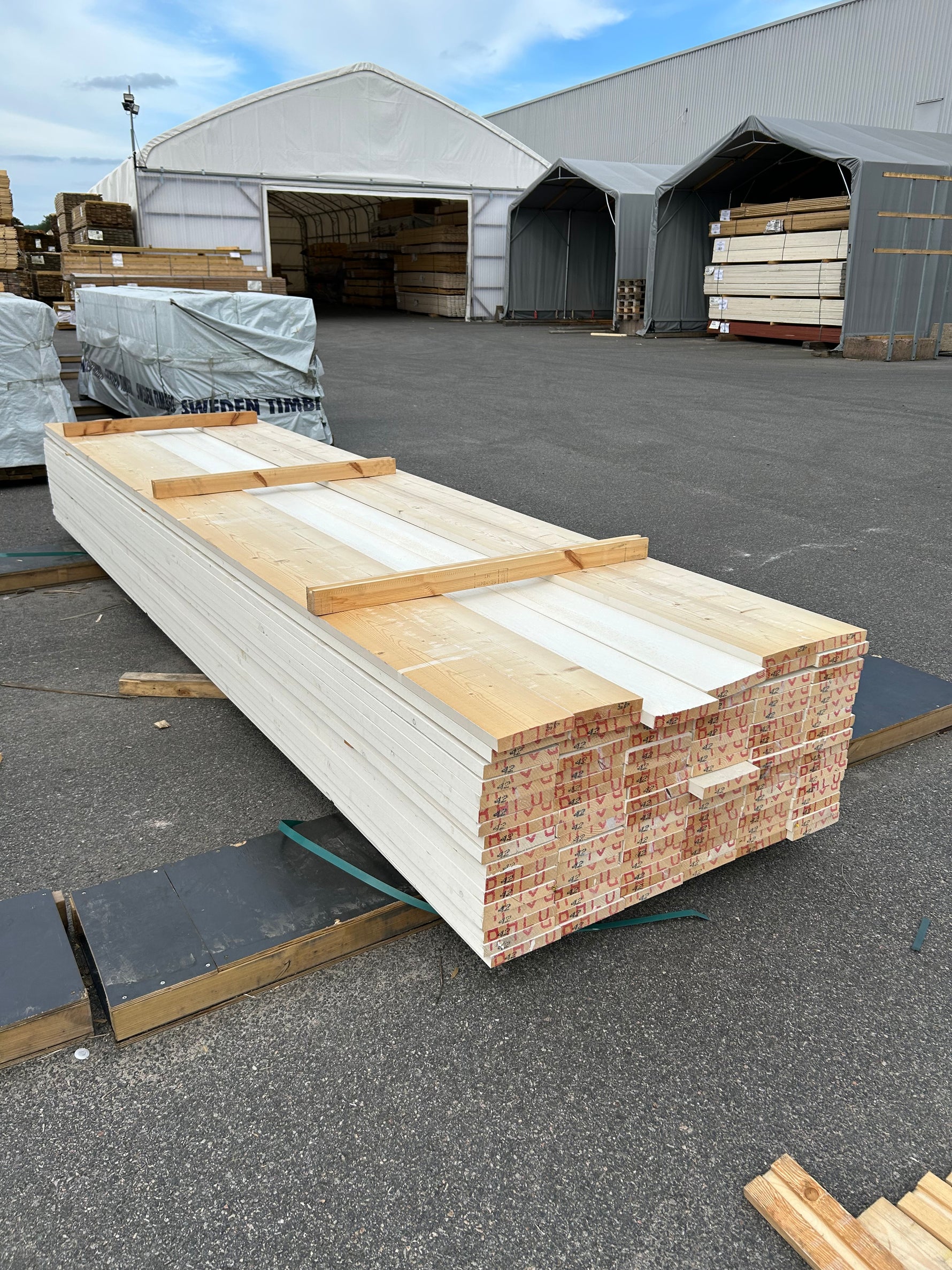 Paket Finsågade Brädor 28x170mm 4,20m 100st Grundmålade