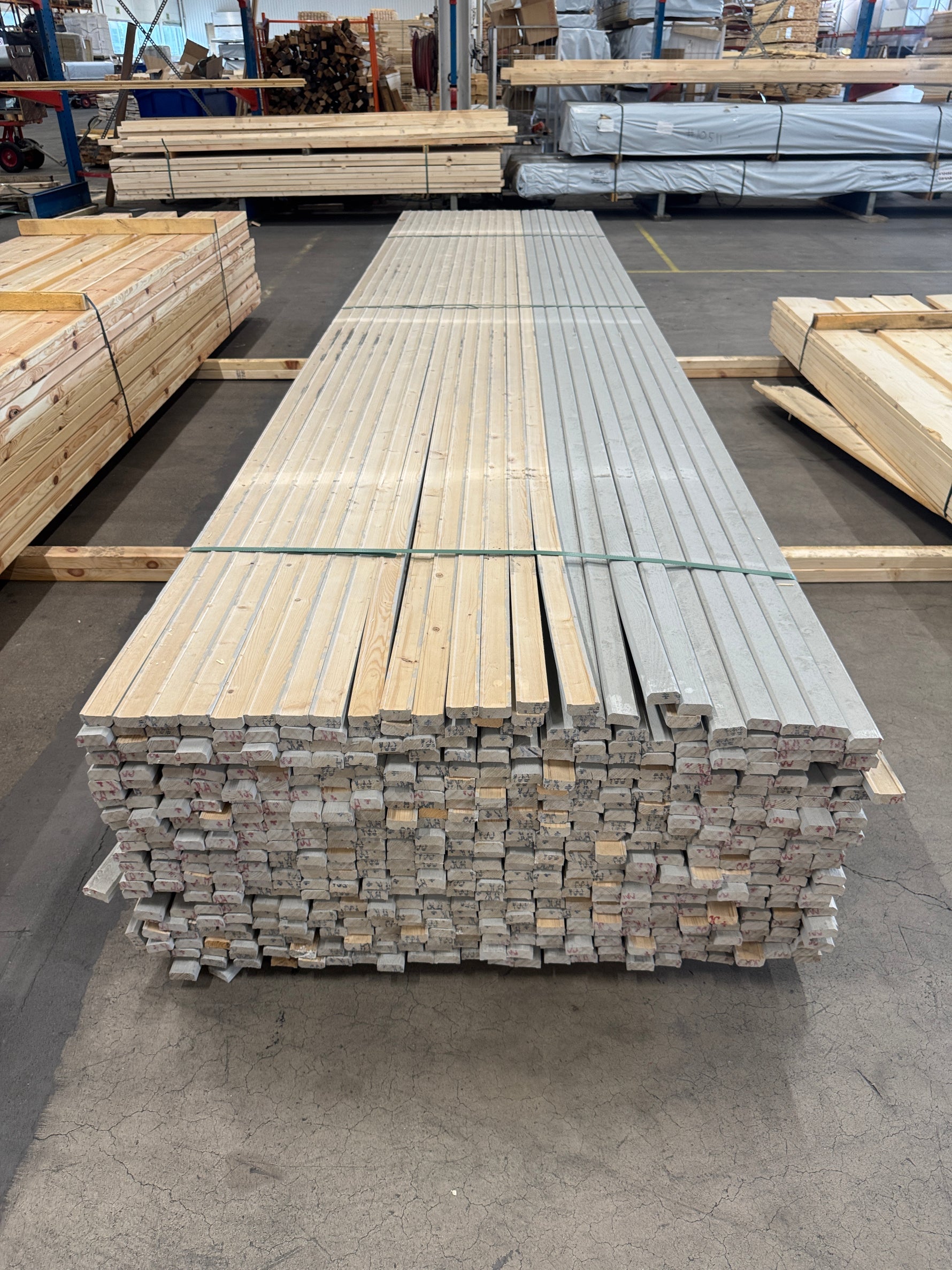 Paket Finsågad Fasadläkt 22x45mm 4,80m – 576 st Grå