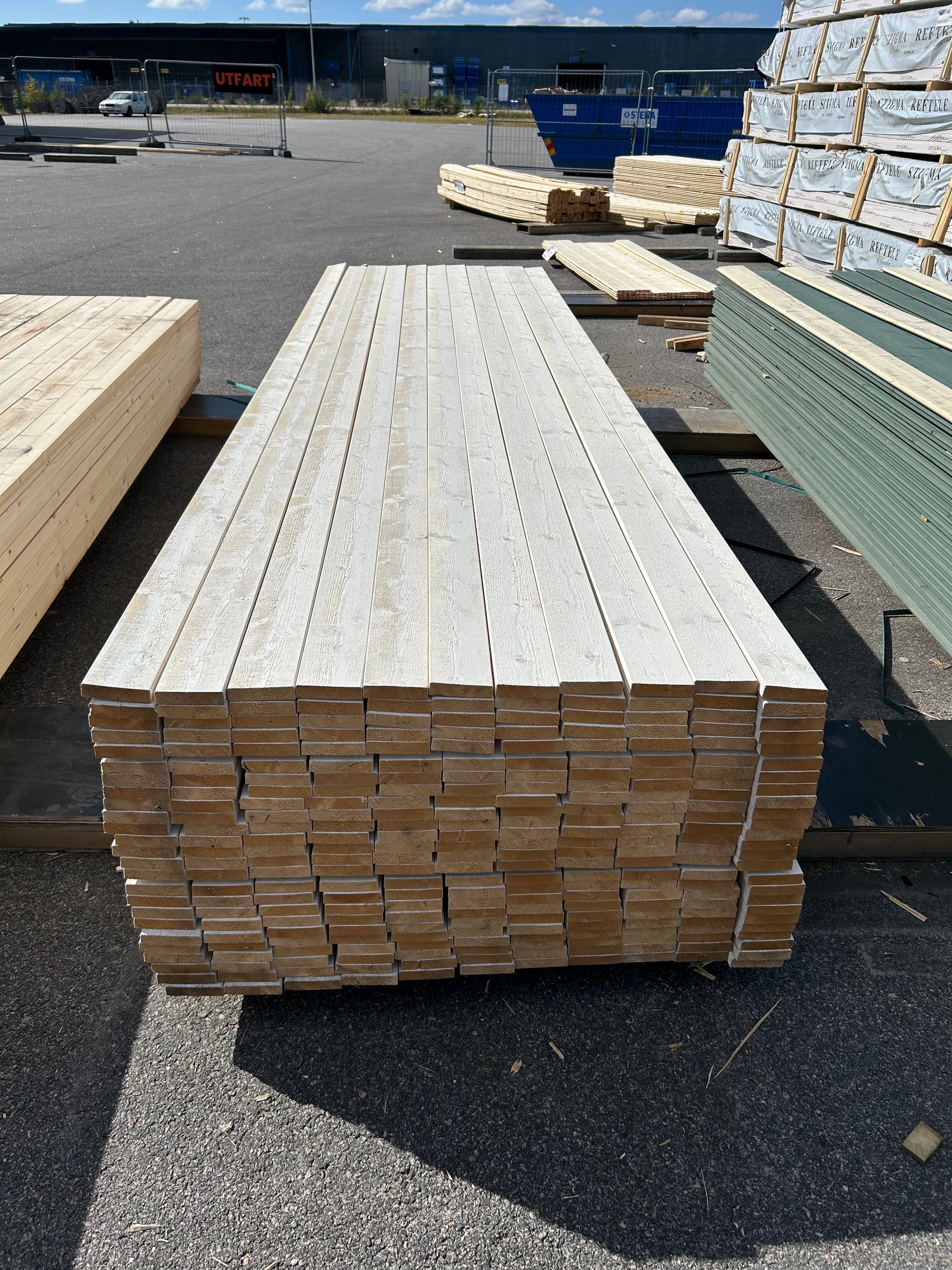 Paket Finsågade Brädor 22×95 mm 3,90 m 275 st Grundmålade