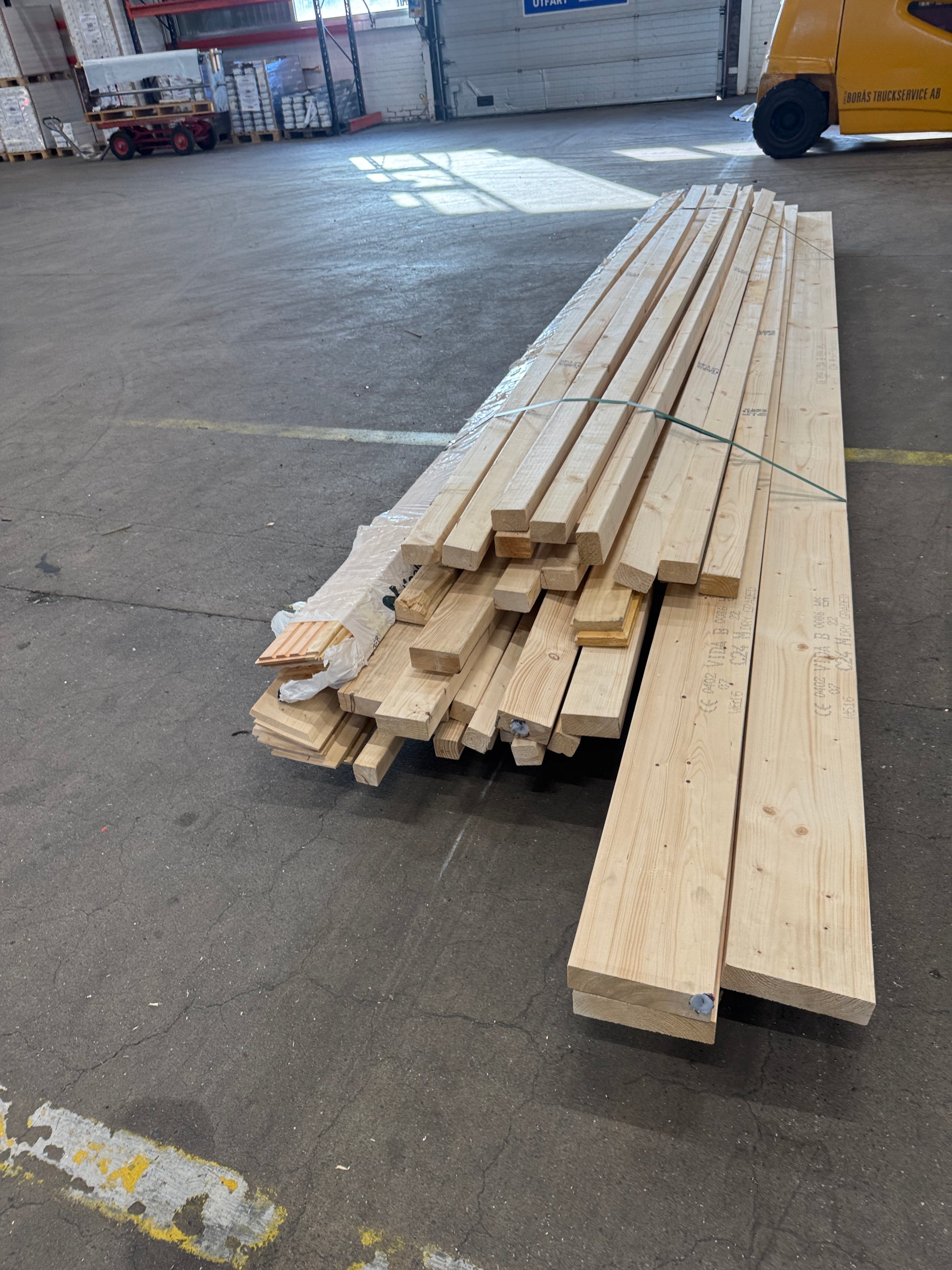 Paket Utsorterat Virke – Blandade dimensioner och längder, ca 44 st