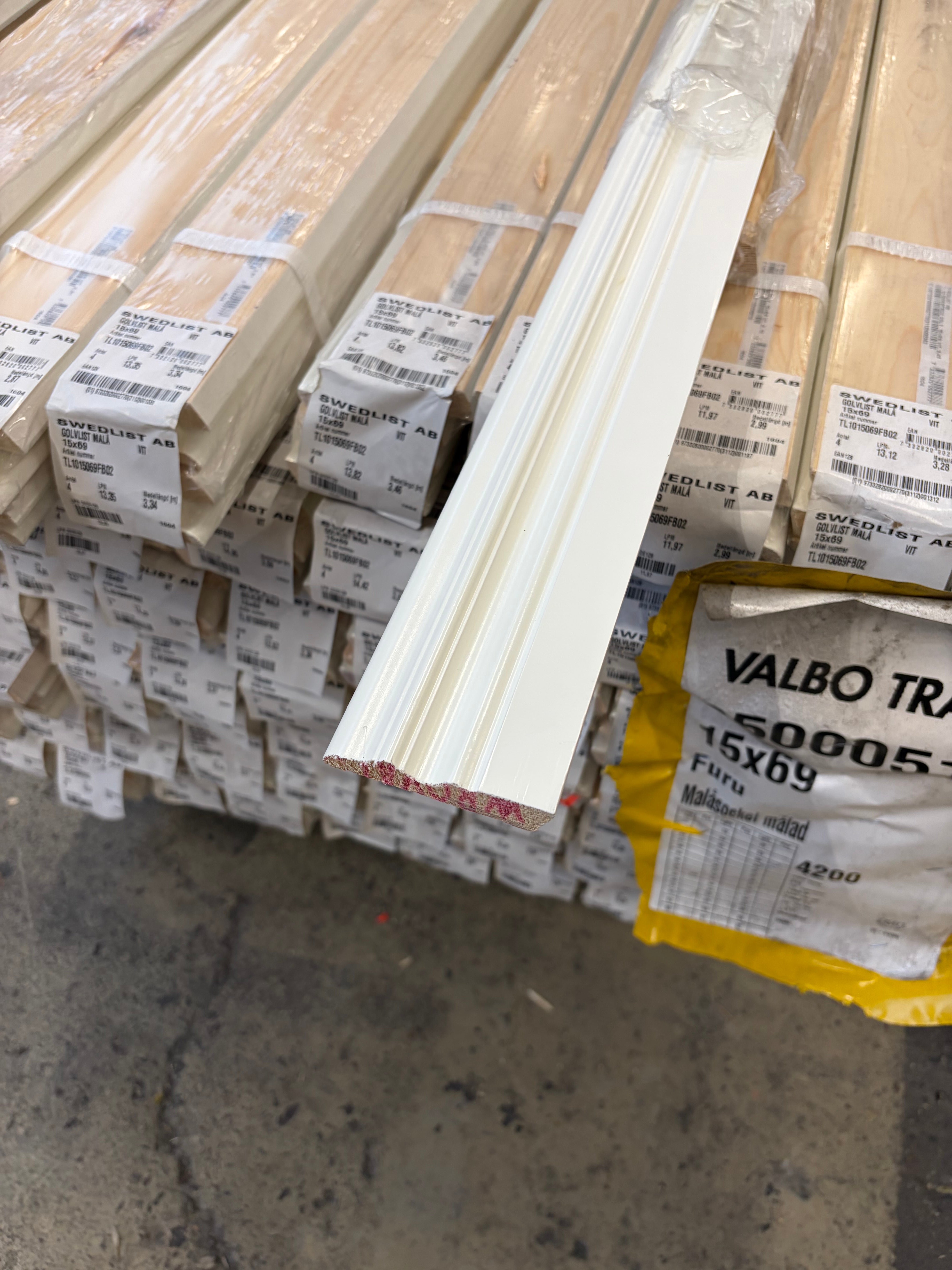 Malåsockel 15×69 – Vitmålad (Fallande längder)