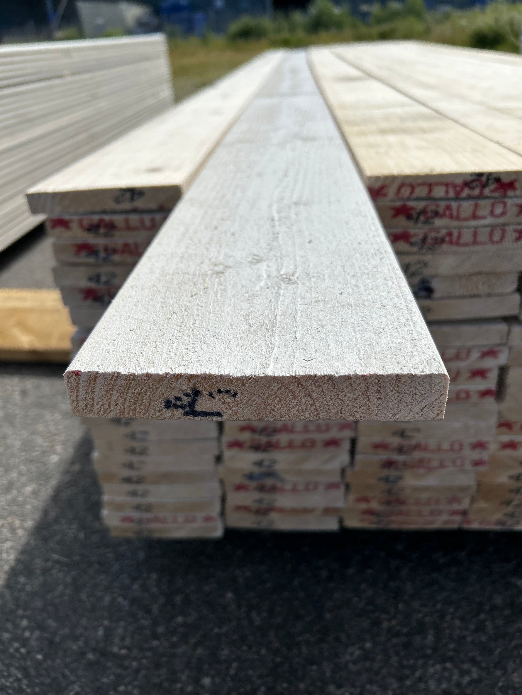 Paket Finsågade Brädor 22x145mm 4,20m 133st Grundmålade