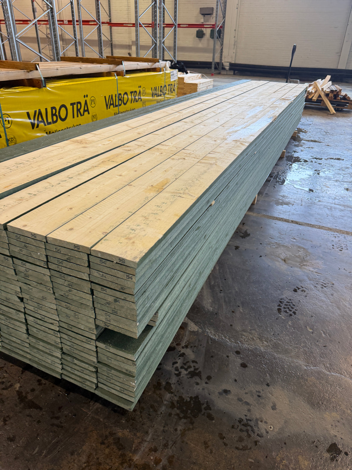 Paket Finsågade Brädor 22×145 mm Mellanstrukna 5,40 m – 175 st