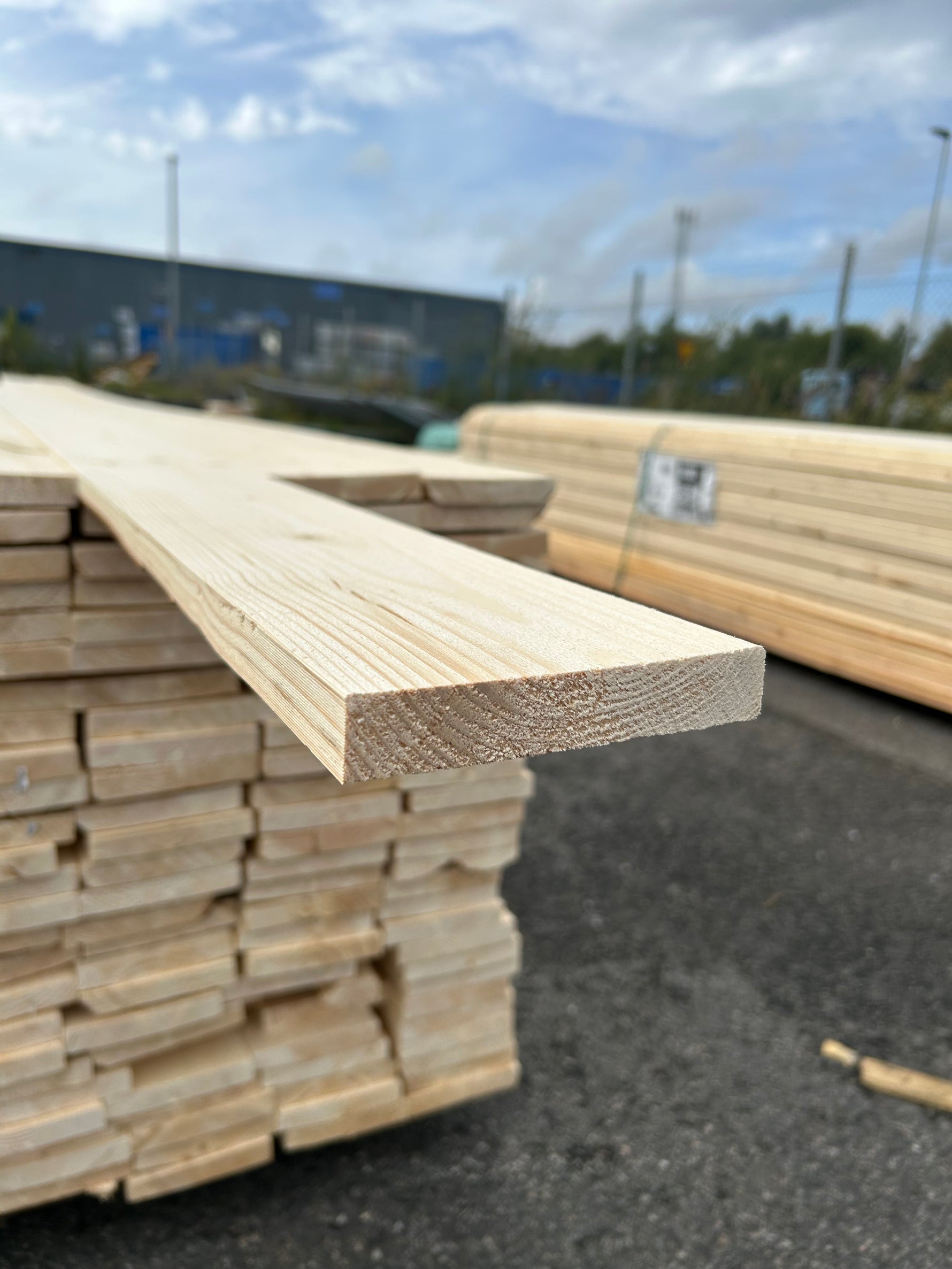 Parti Finsågade Brädor 22x120 mm – 3.60–4.80 m (Andra sortering)