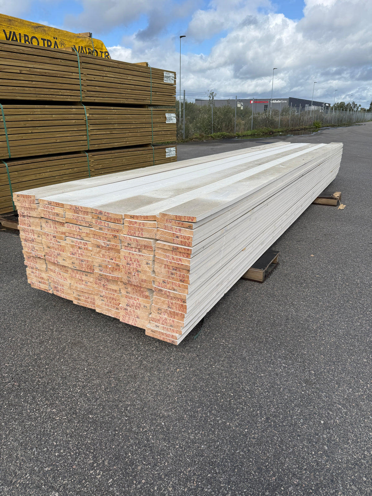 Paket Finsågade Brädor 22x170mm, 146st 5,40m Grundmålade